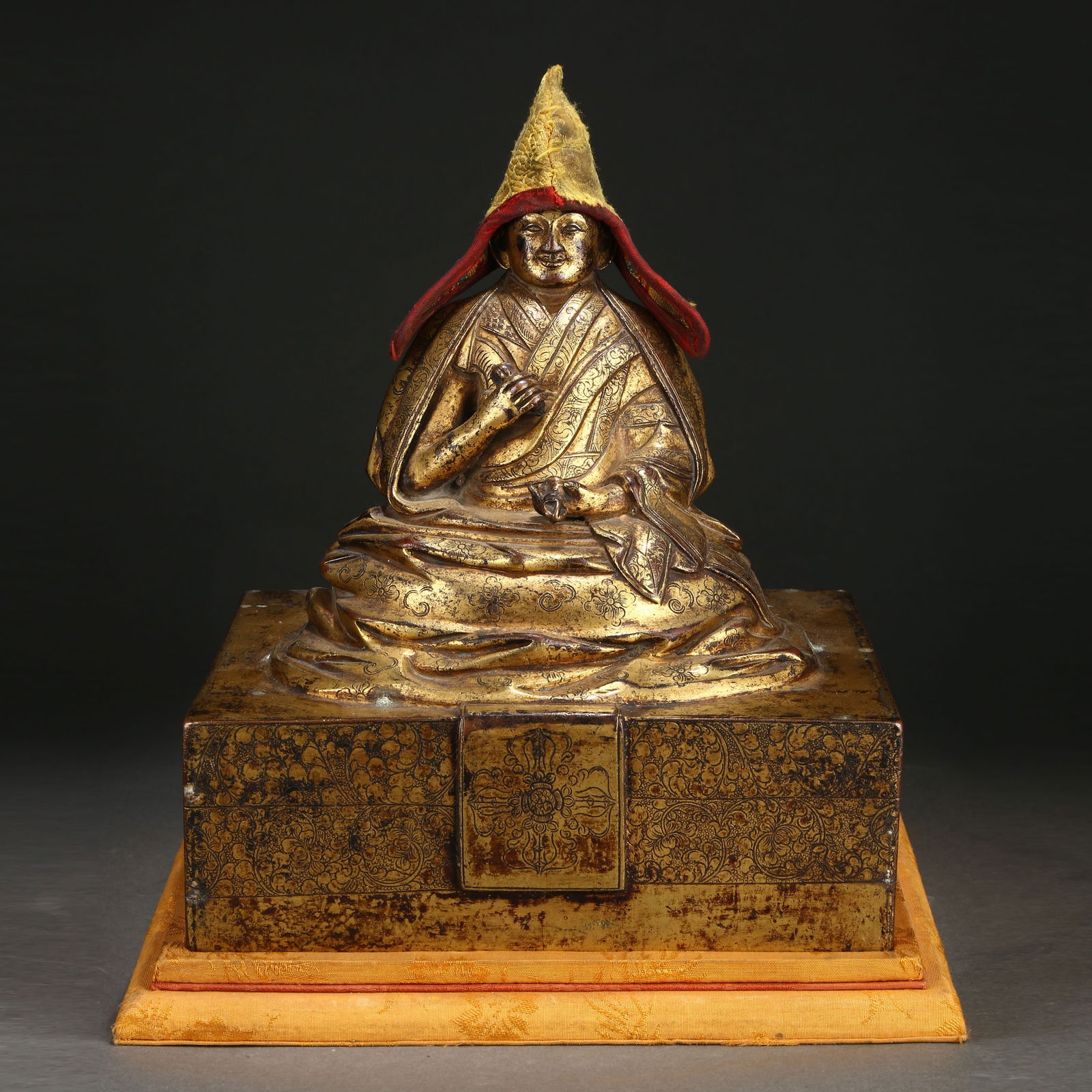 A GILT BRONZE GURU STATUE: Gilt Bronze Guru Statue
