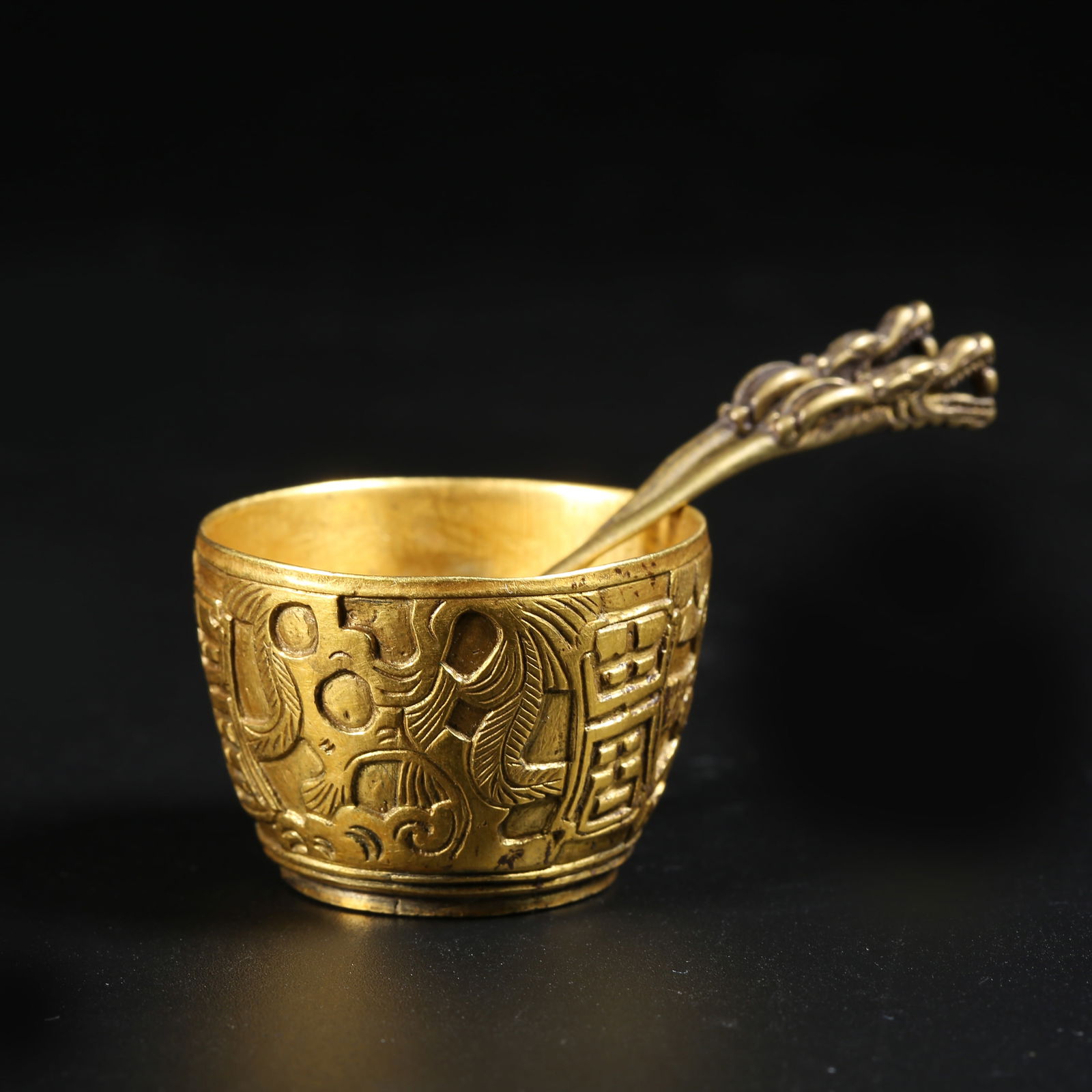 A GILT-BRONZE WATER VESSEL WITH SCHOLAR'S ROCK AND FLORAL PATTERN (1 of 10)
