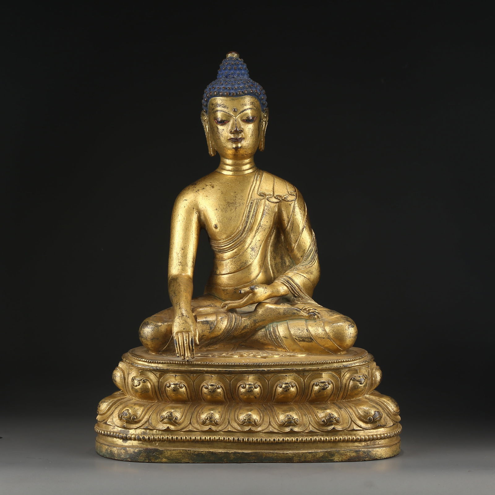 A GILT BRONZE STATUE OF SHAKYAMUNI BUDDHA (1 of 9)