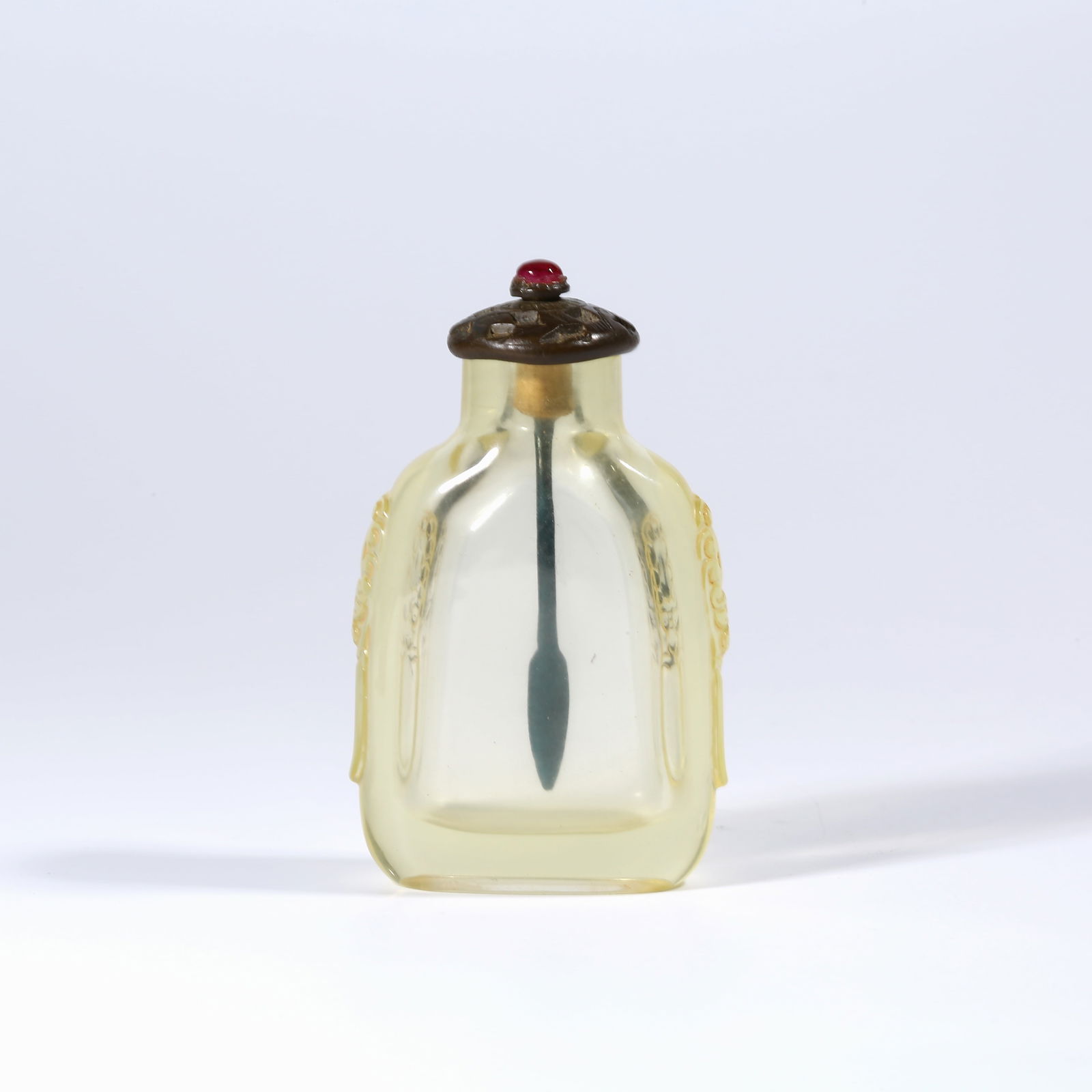 A CRYSTAL SNUFF BOTTLE (1 of 9)
