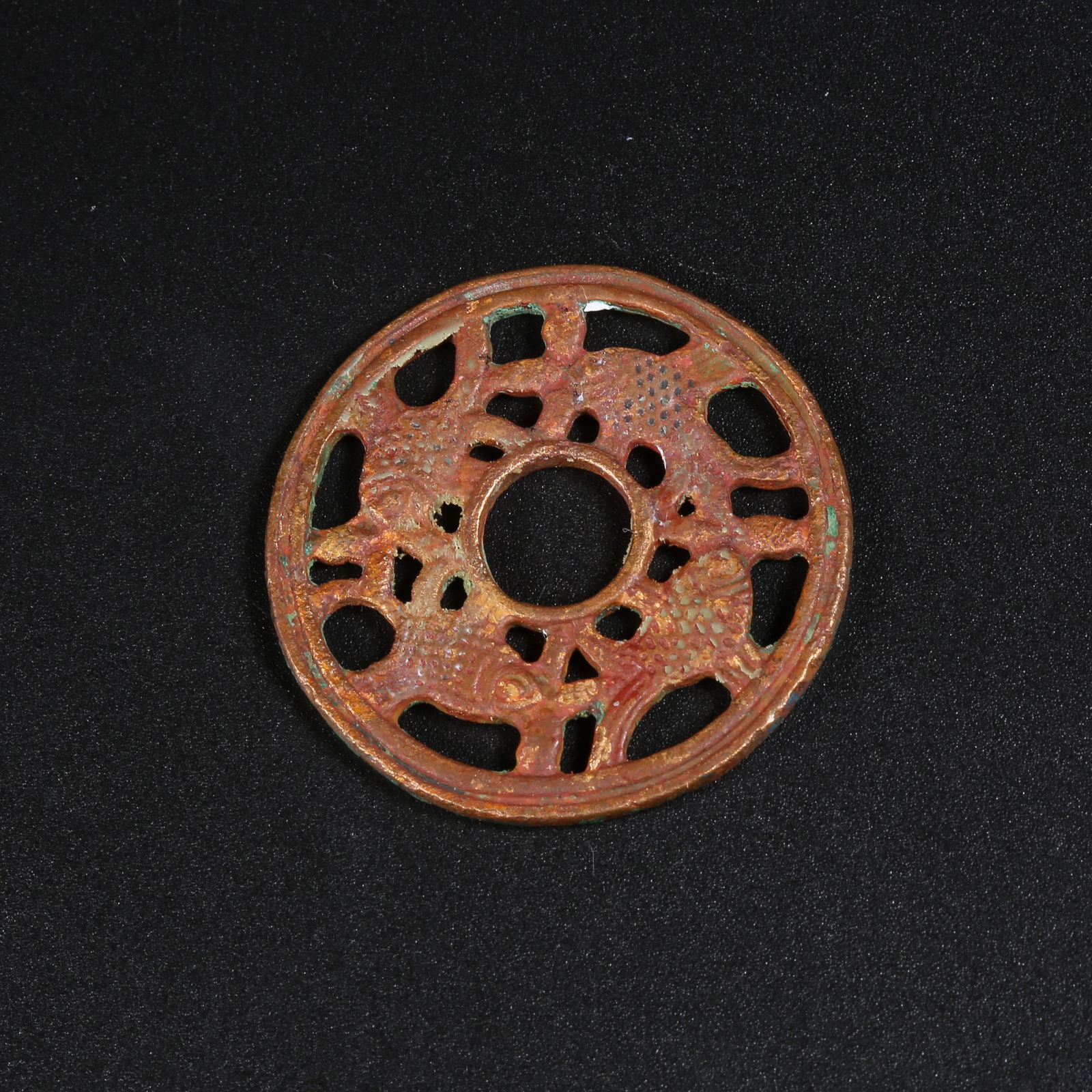A BRONZE FOUR-FISH RING (1 of 8)