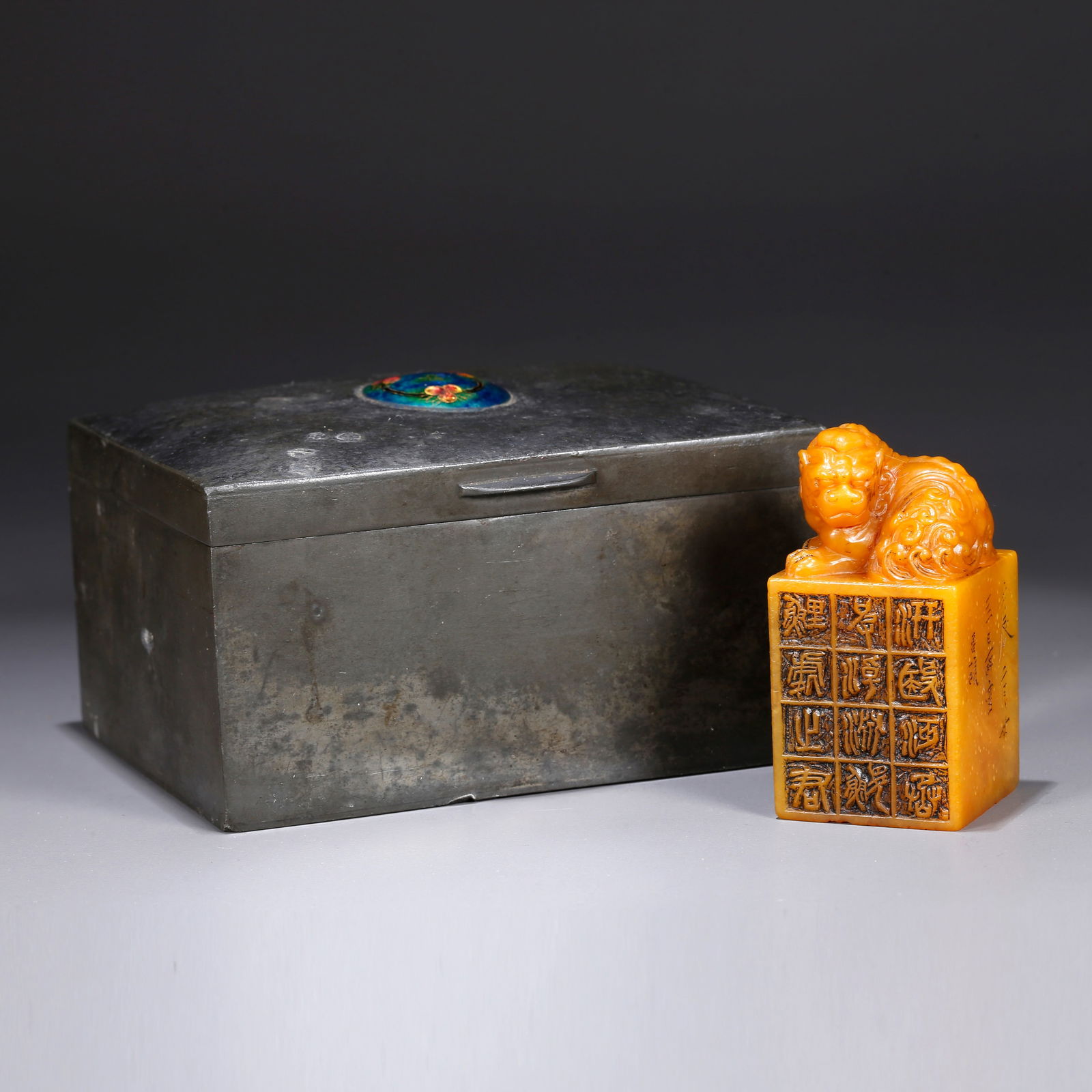 A SHOUSHAN TIANHUANG STONE CARVED LION KNOB SEAL (1 of 11)