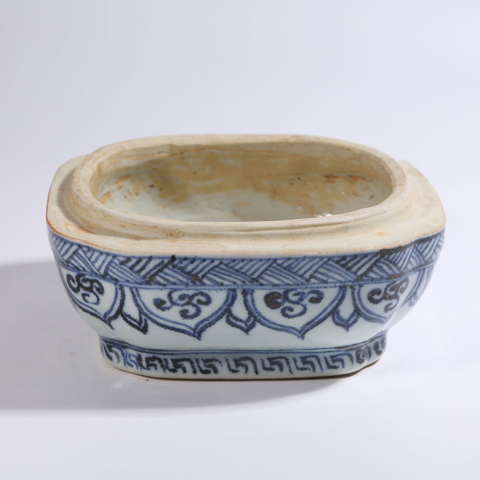 A BLUE-AND-WHITE LOTUS-PETAL PATTERN COVERED BOX (LID MISSING) (1 of 10)