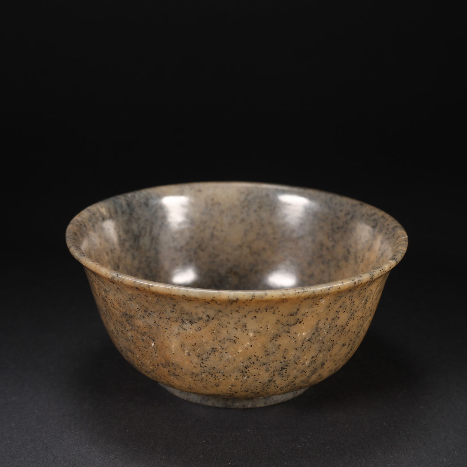 A HETIAN JADE BOWL (1 of 6)