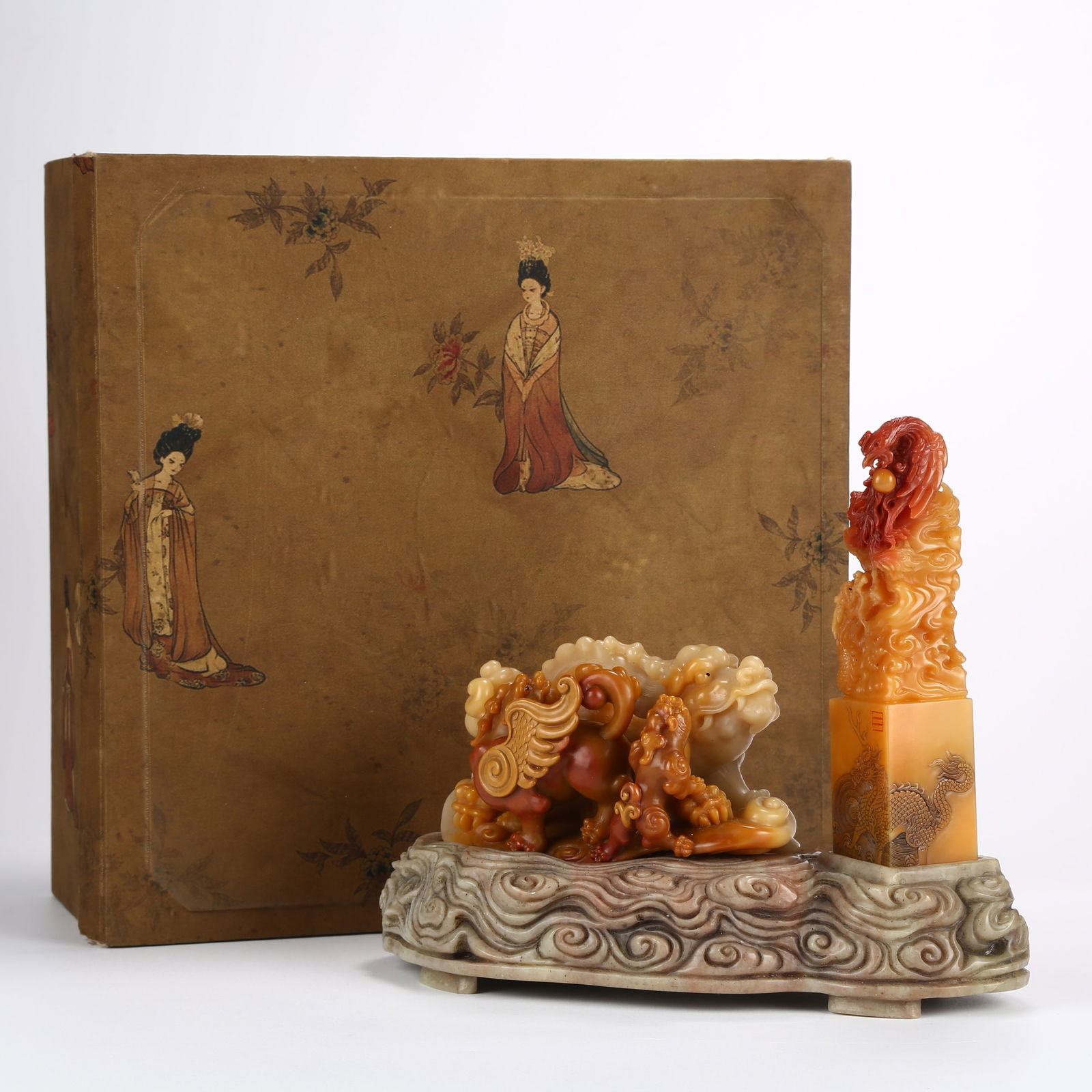 A SET OF SHOUSHAN STONE ORNAMENTS AND SEALS: Set of Shoushan Stone Ornaments and Seals