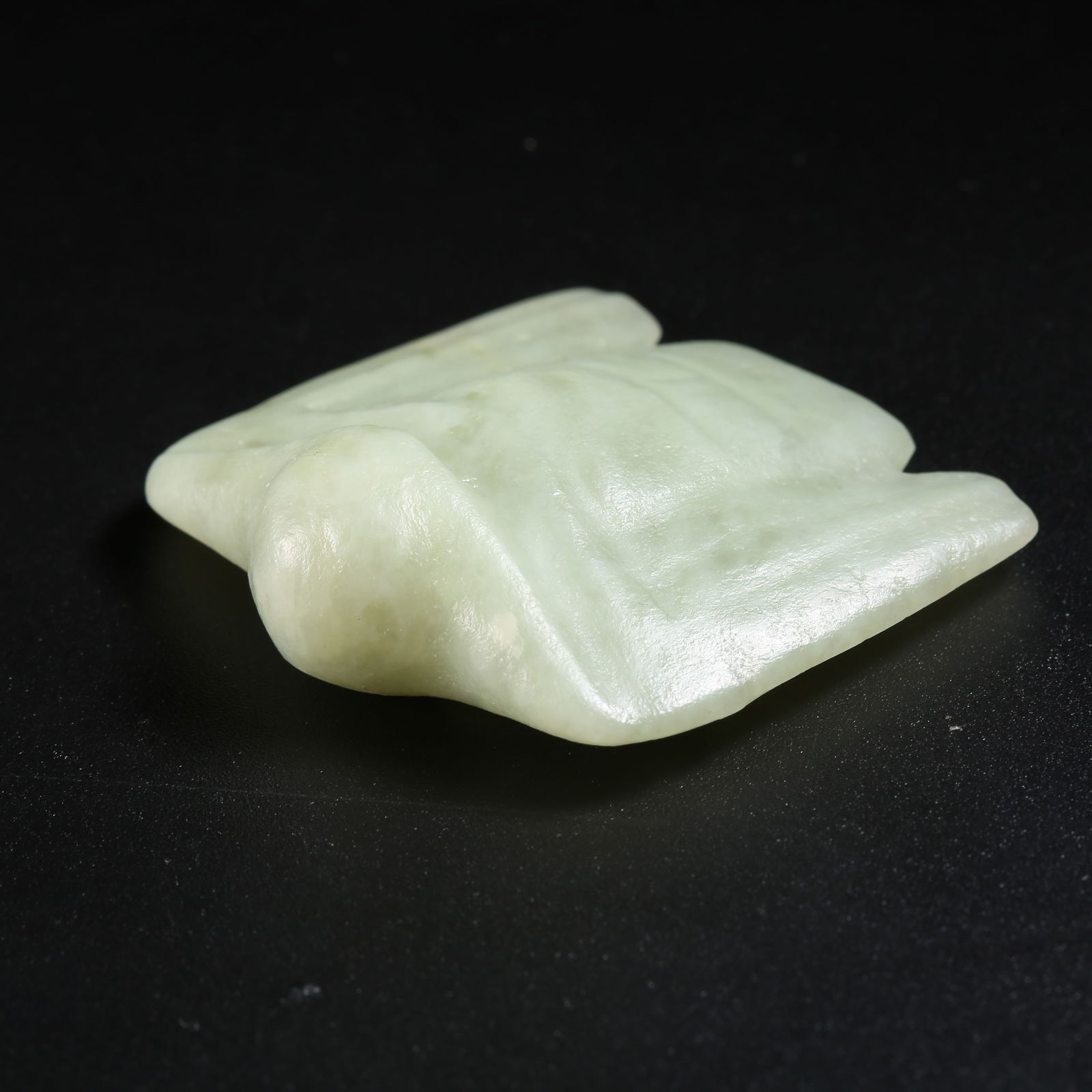 A ARCHAIC JADE OWL PENDANT (1 of 8)