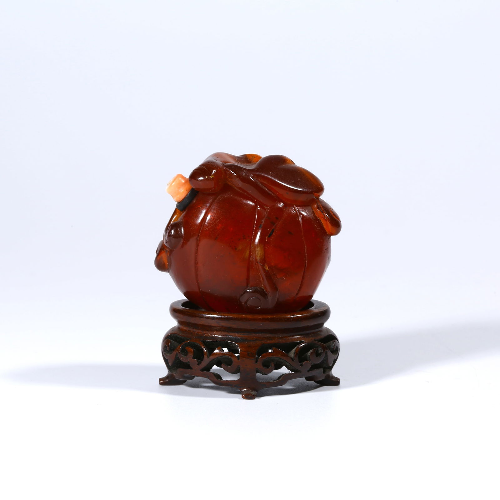 A HONEY WAX SNUFF BOTTLE IN GOURD SHAPE (1 of 8)