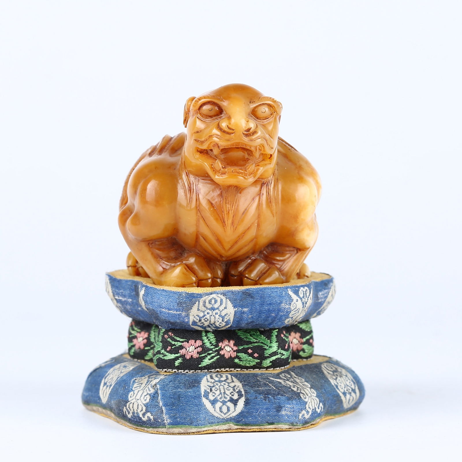 A SHOUSHAN STONE CARVED AUSPICIOUS BEAST ORNAMENT (1 of 12)