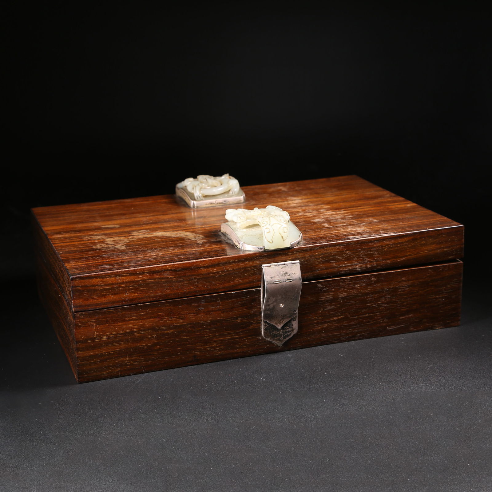 A BOXWOOD BELT BUCKLE INLAID WITH HETIAN JADE AND DRAGON MOTIF (1 of 9)