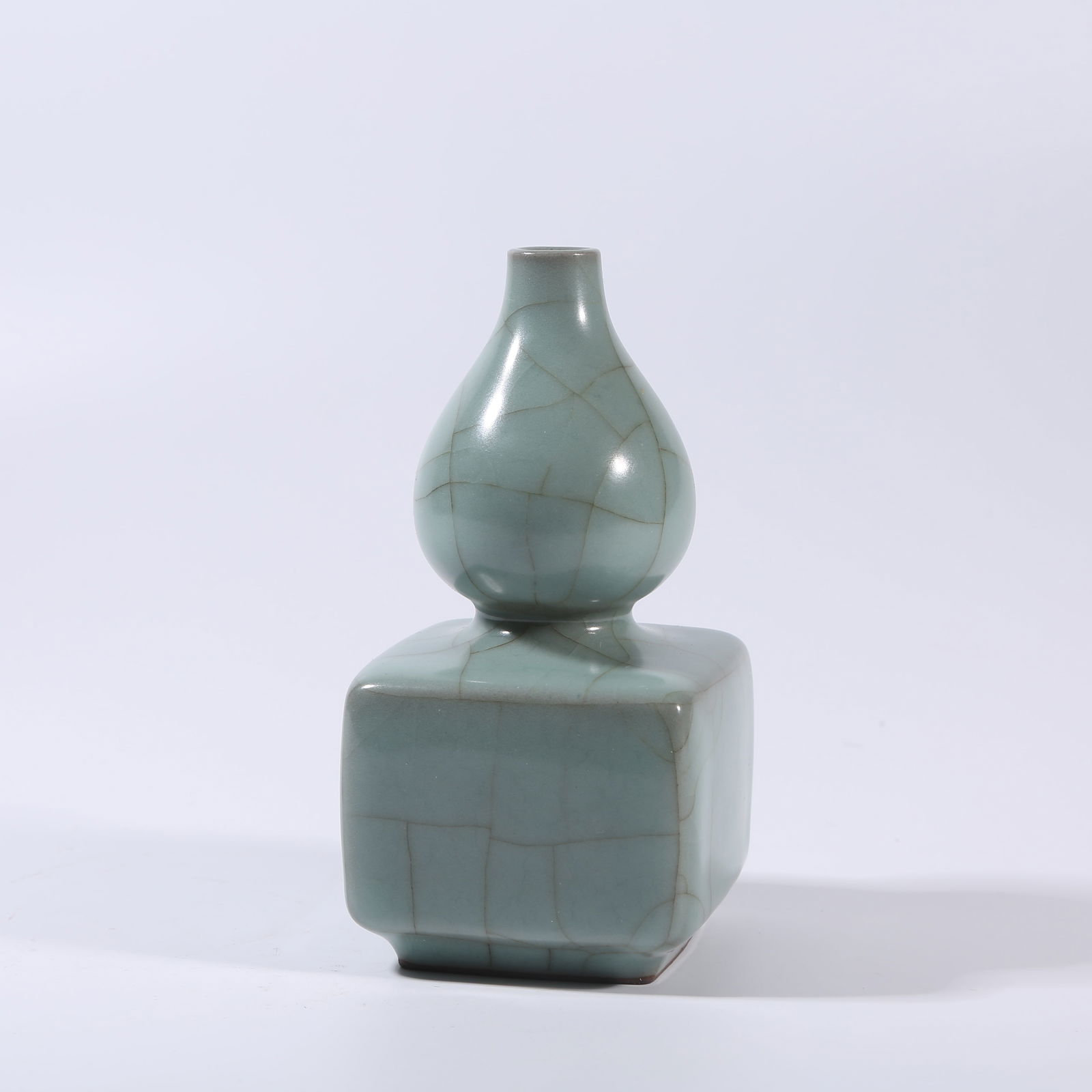 A OFFICIAL KILN "ROUND HEAVEN, SQUARE EARTH" VASE (1 of 9)