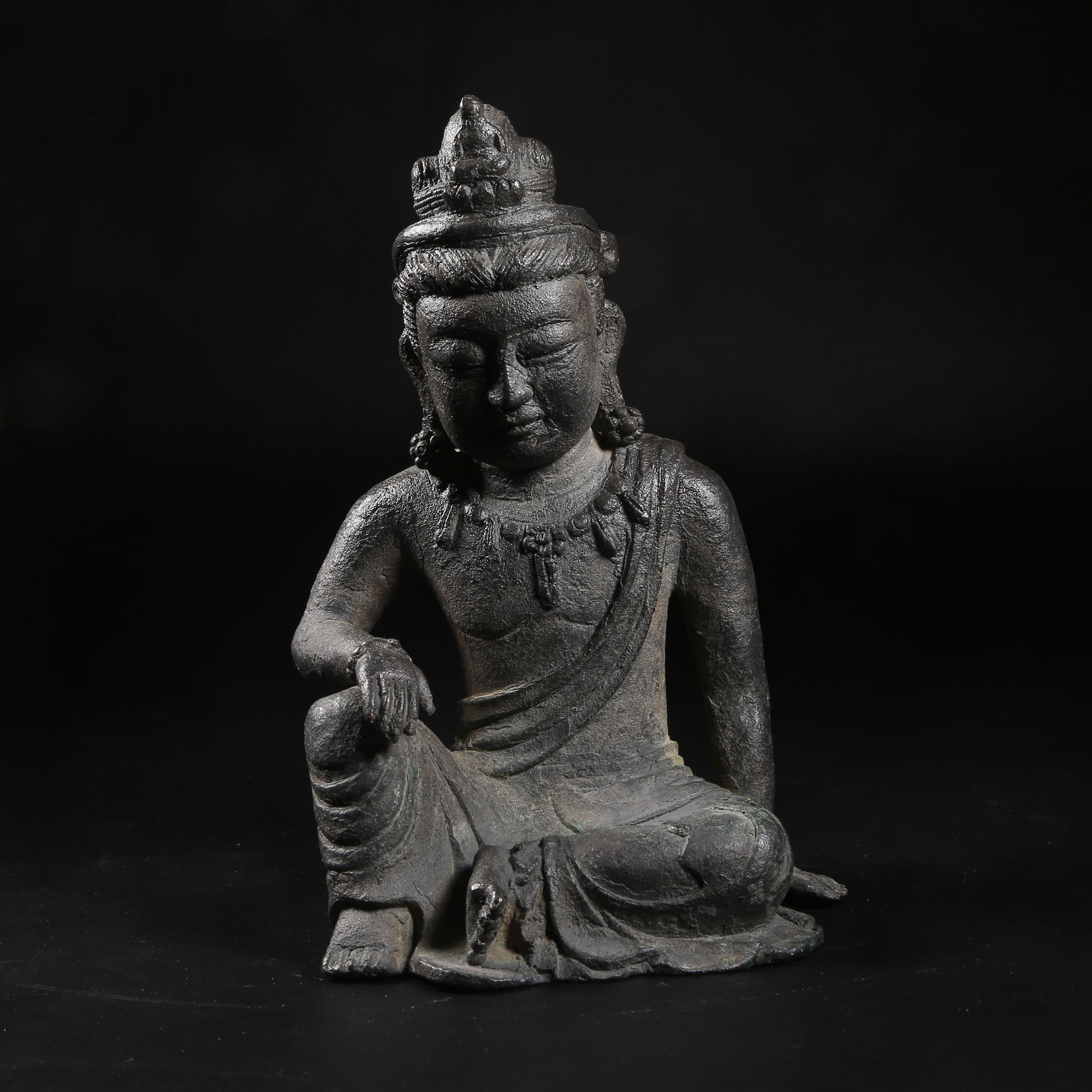 A SEATED BRONZE STATUE OF AVALOKITESHVARA (GUANYIN) (1 of 8)
