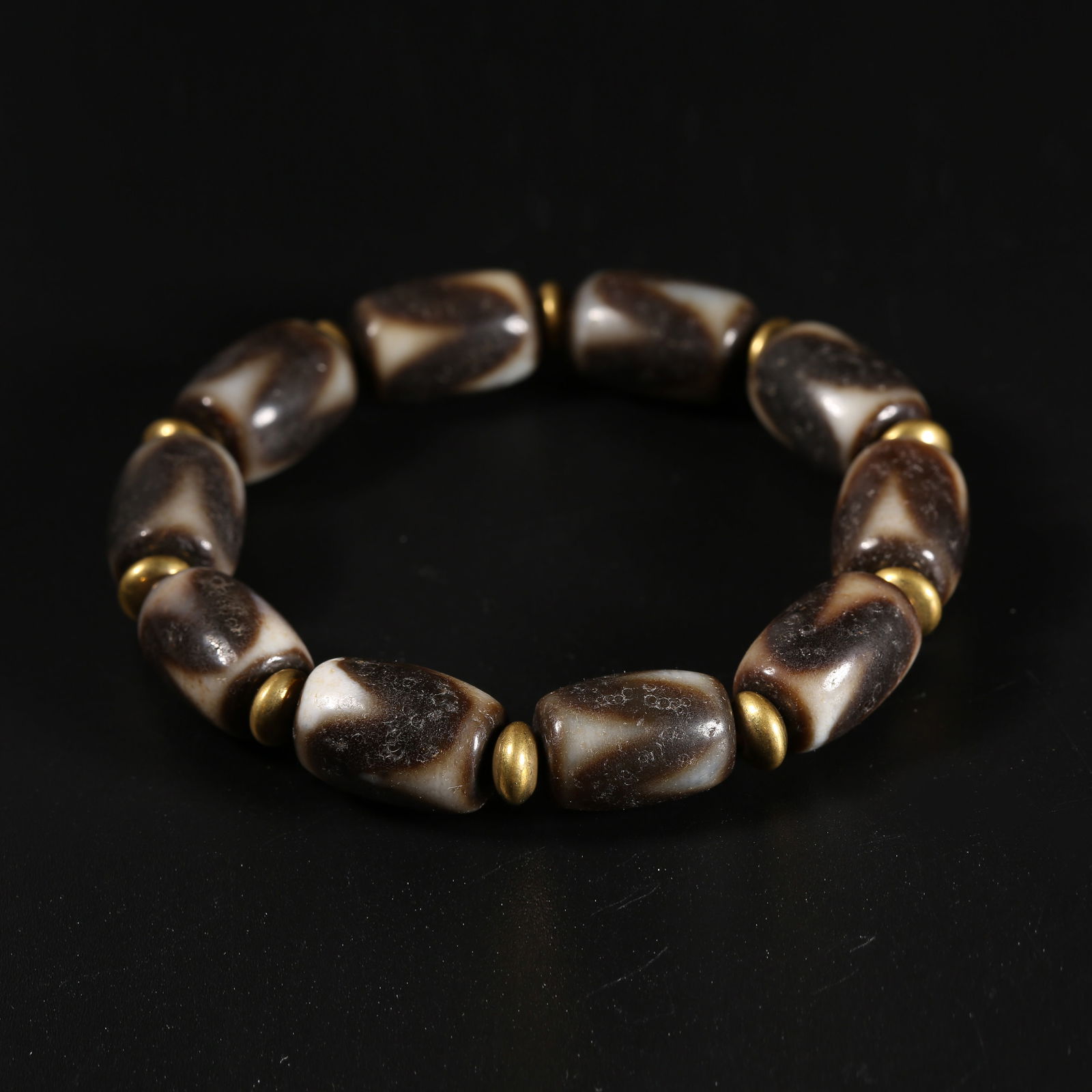 A AGATE BRACELET: Agate bracelet