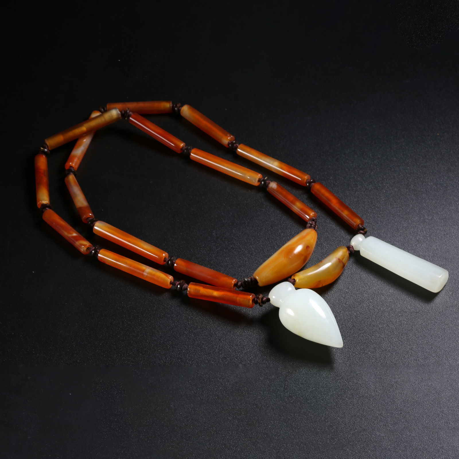 A SET OF HETIAN JADE AND AGATE NECKLACE (1 of 9)