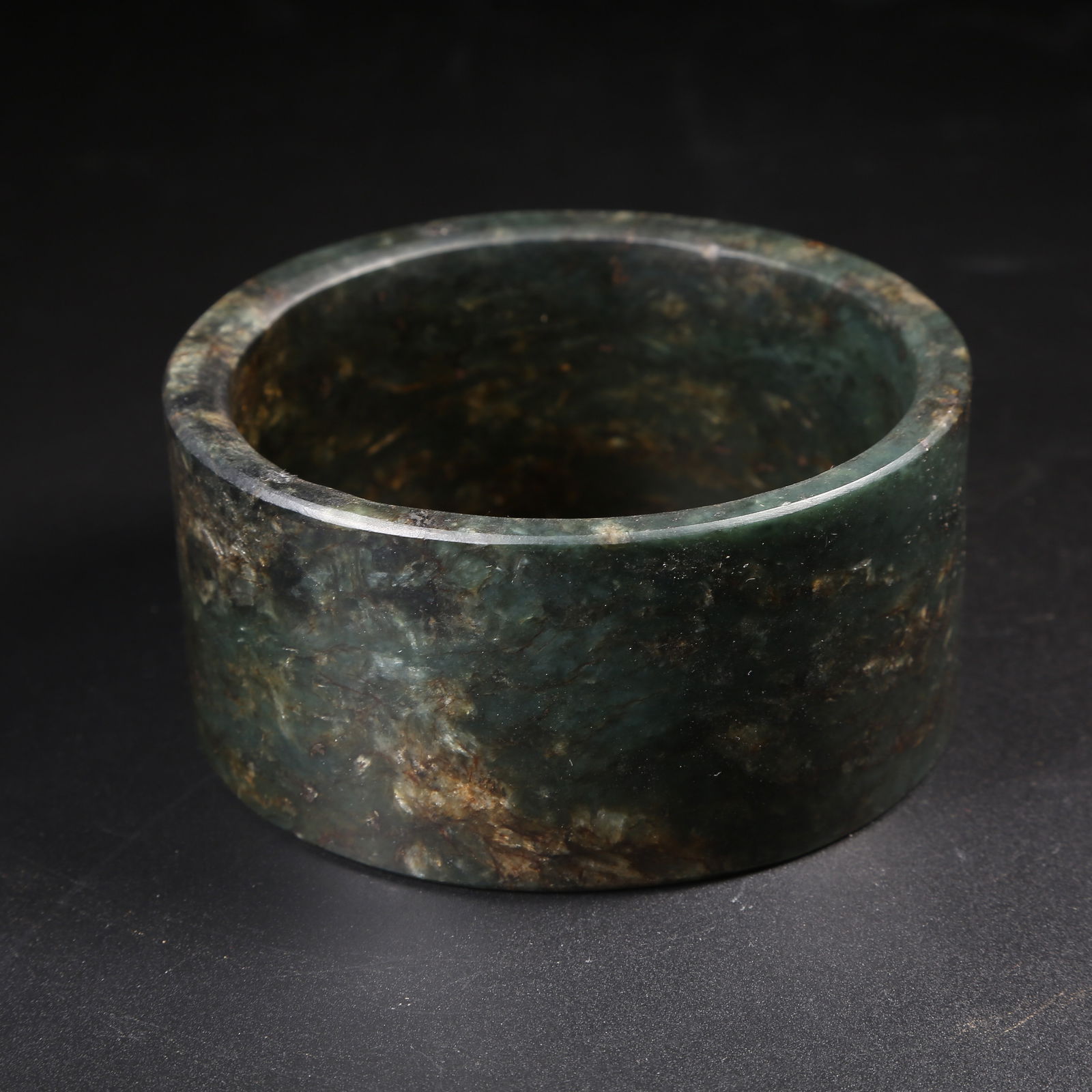 A MIDDLE-PERIOD JADE RING-SHAPED OBJECT (1 of 9)