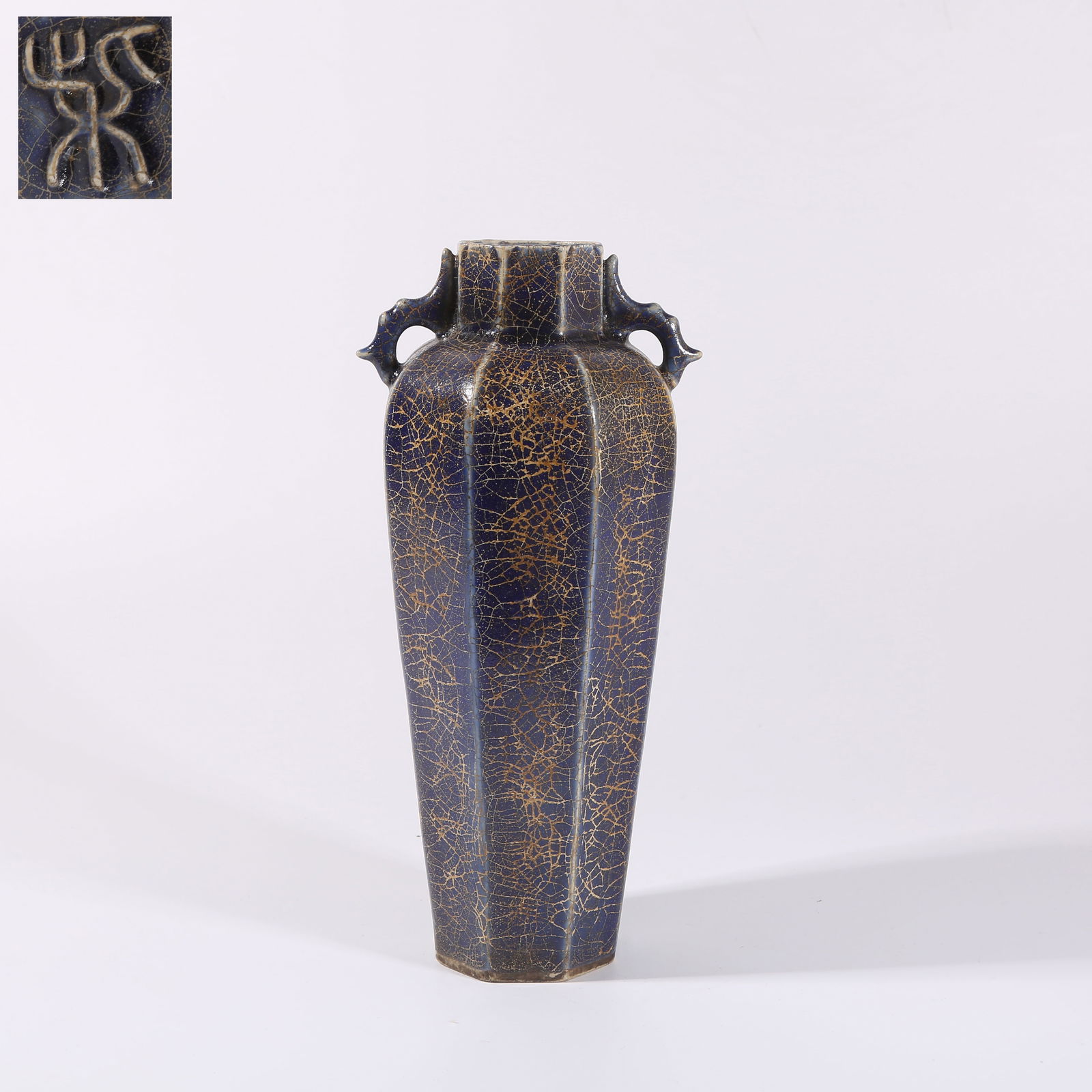 A OCTAGONAL VASE FROM THE CHAI KILN (1 of 9)