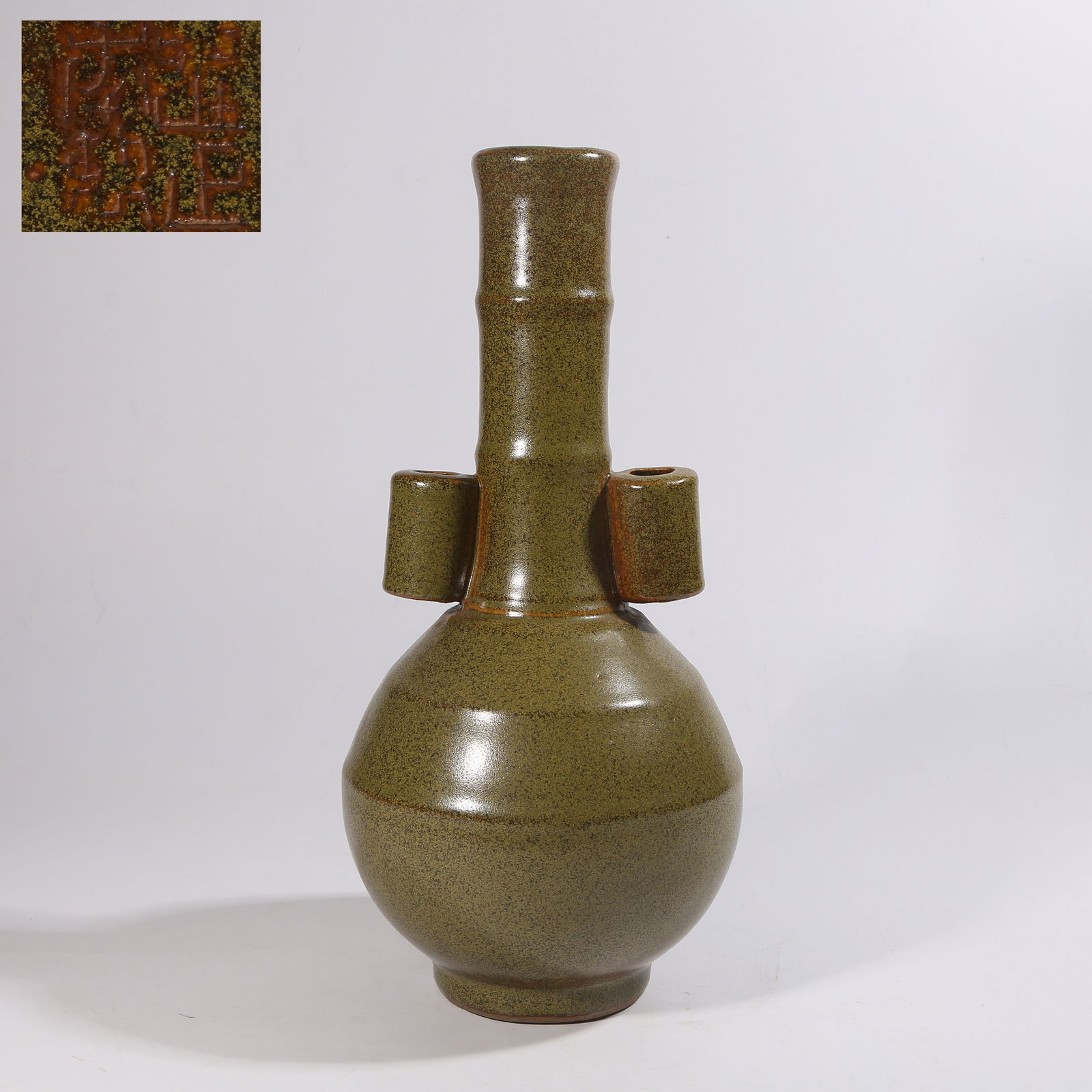 A TEA-DUST GLAZE GUANYOU (LOOP-HANDLED) VASE (1 of 9)
