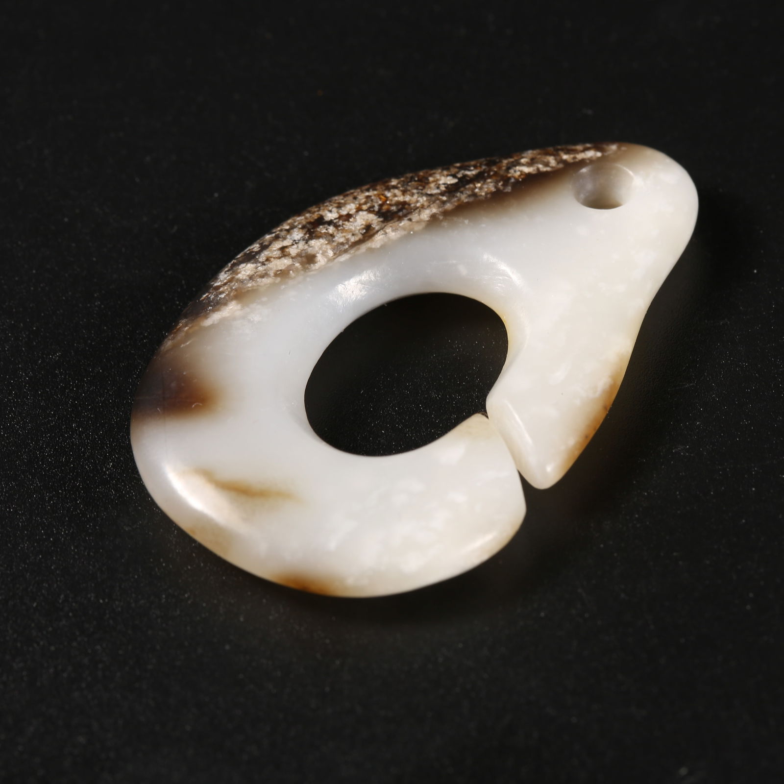 A MIDDLE-PERIOD JADE C-SHAPED PENDANT (1 of 6)