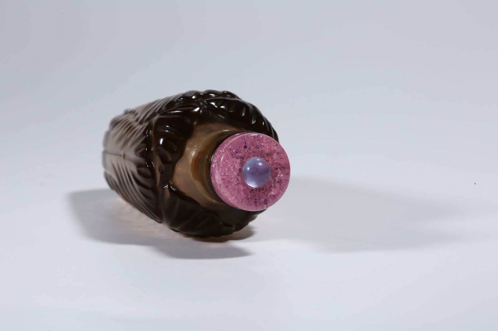 A CRYSTAL SNUFF BOTTLE WITH CABBAGE PATTERN - 8