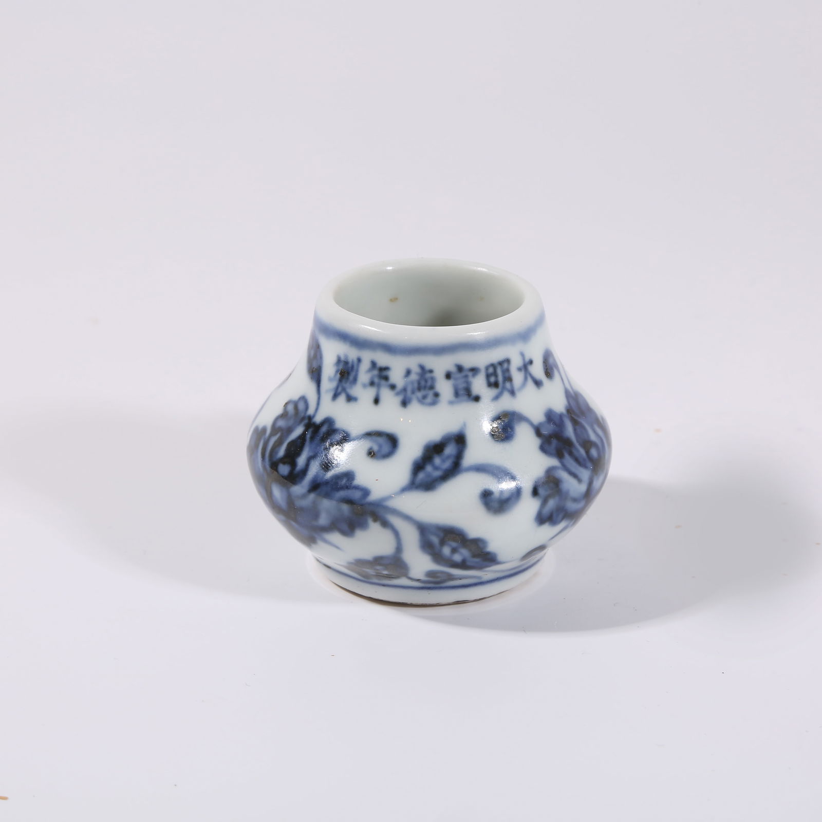 A BLUE-AND-WHITE SCROLLING FLORAL BIRD-FEEDER JAR (1 of 10)