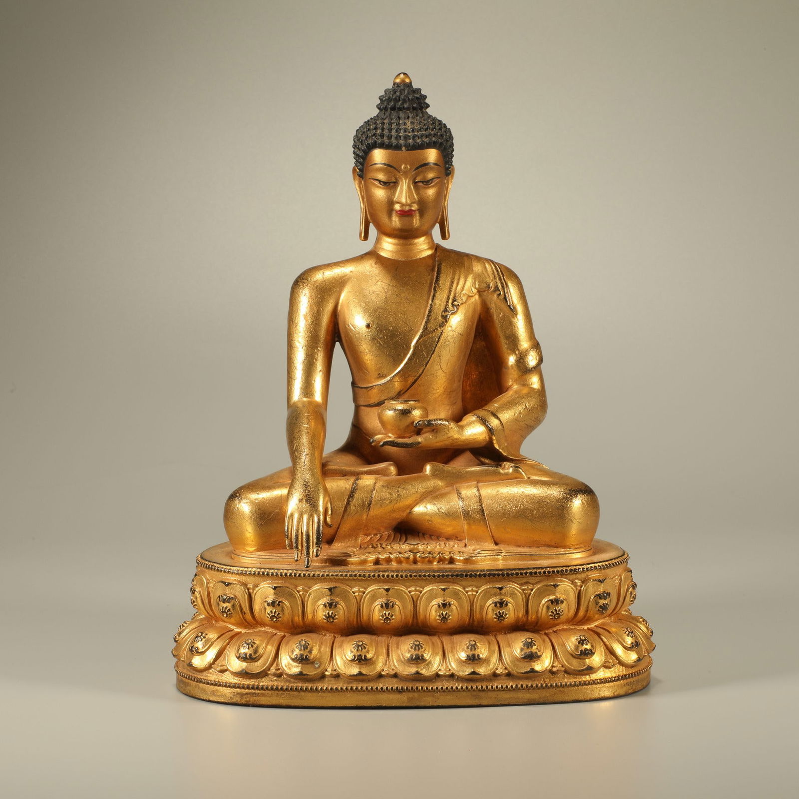 A GILT BRONZE SHAKYAMUNI STATUE: Gilt bronze Shakyamuni statue