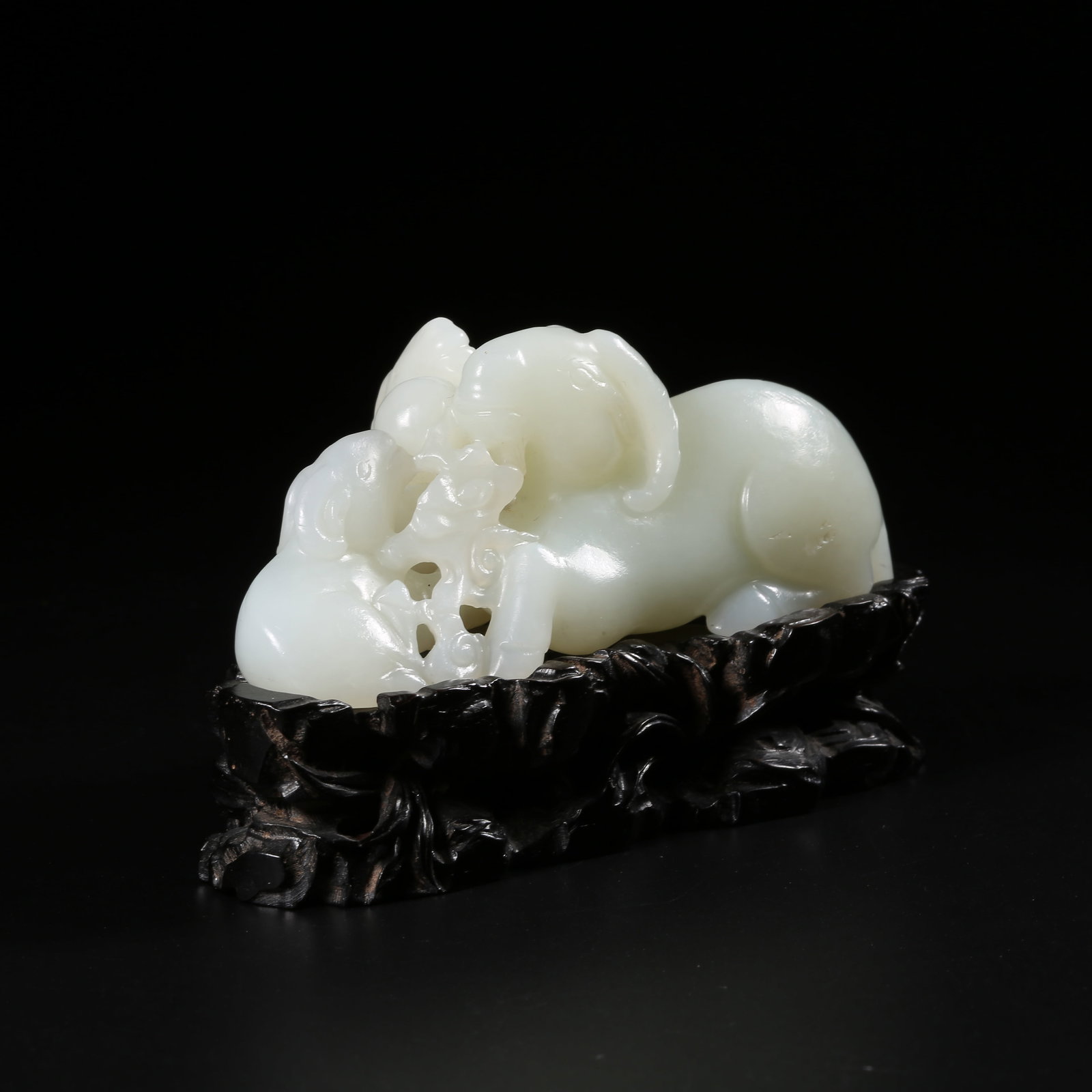 A HETIAN WHITE JADE "THREE GOATS BRING PROSPERITY" ORNAMENT (1 of 8)