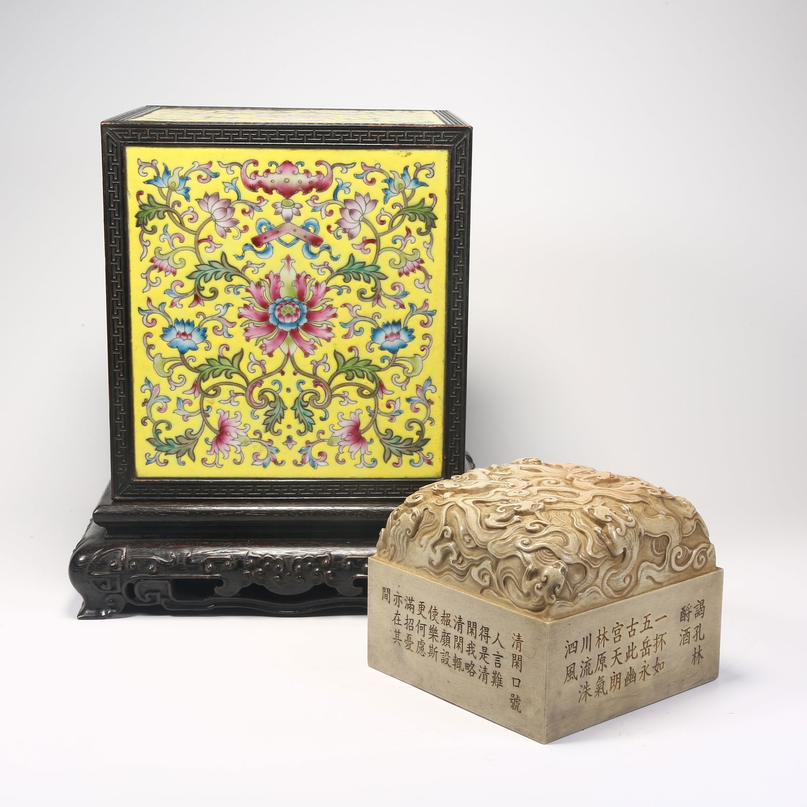 A SHOUSHAN STONE LARGE SEAL WITH CHI-DRAGON PATTERN AND ZITAN BOX (1 of 8)