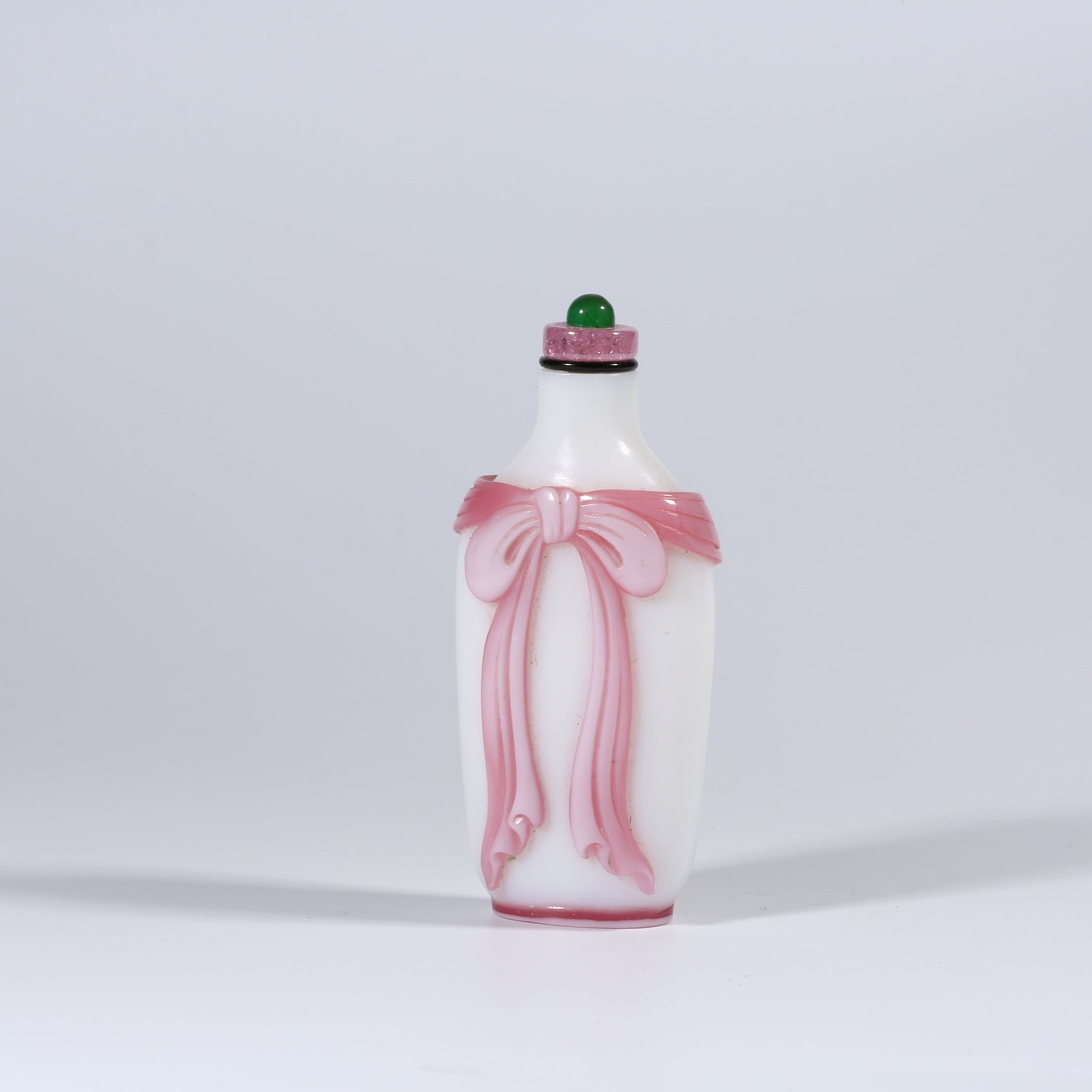 A OVERLAY SNUFF BOTTLE WITH WRAPPED PARCEL PATTERN (1 of 9)