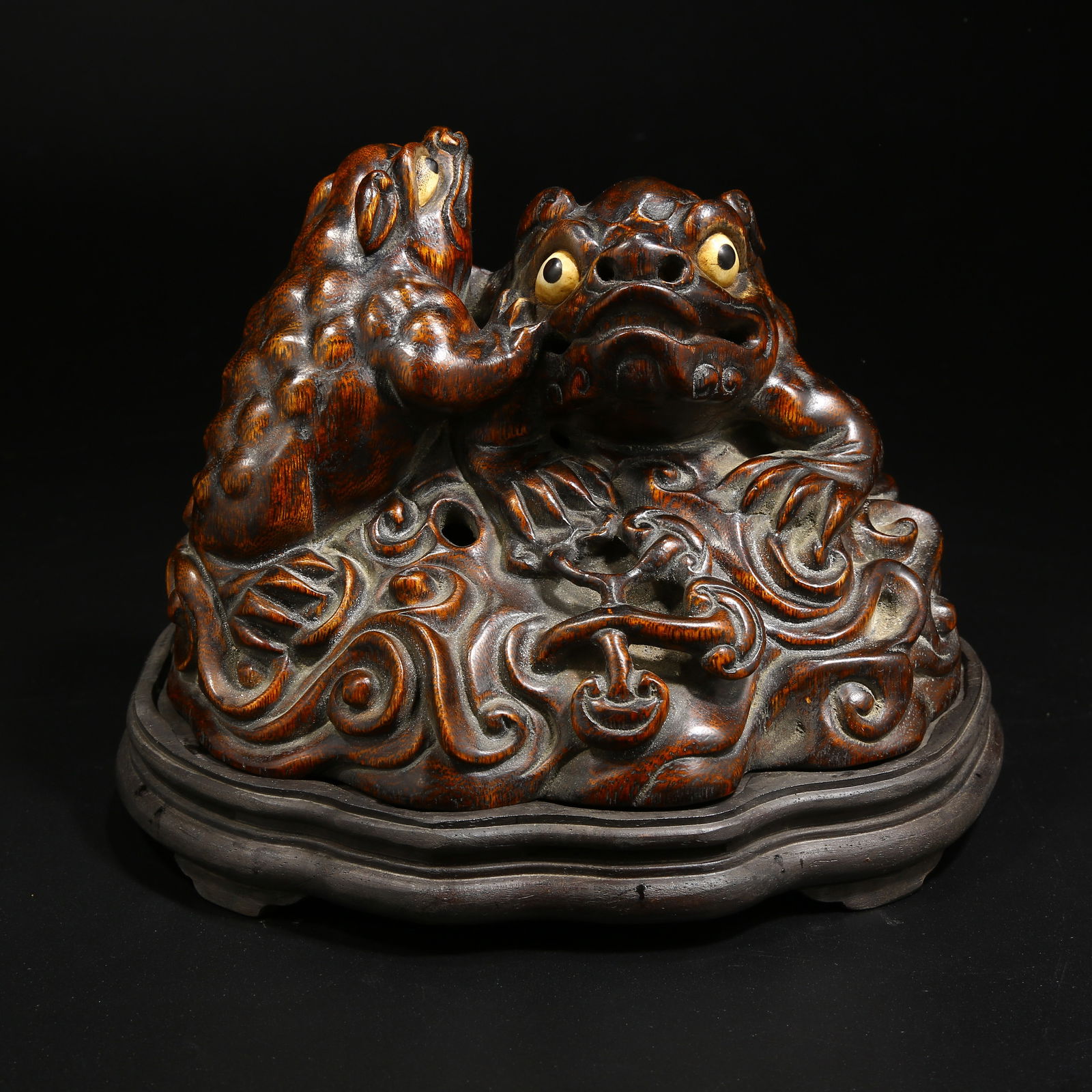 A AGARWOOD GOLDEN TOAD INCENSE BURNER: Agarwood Golden Toad Incense Burner
