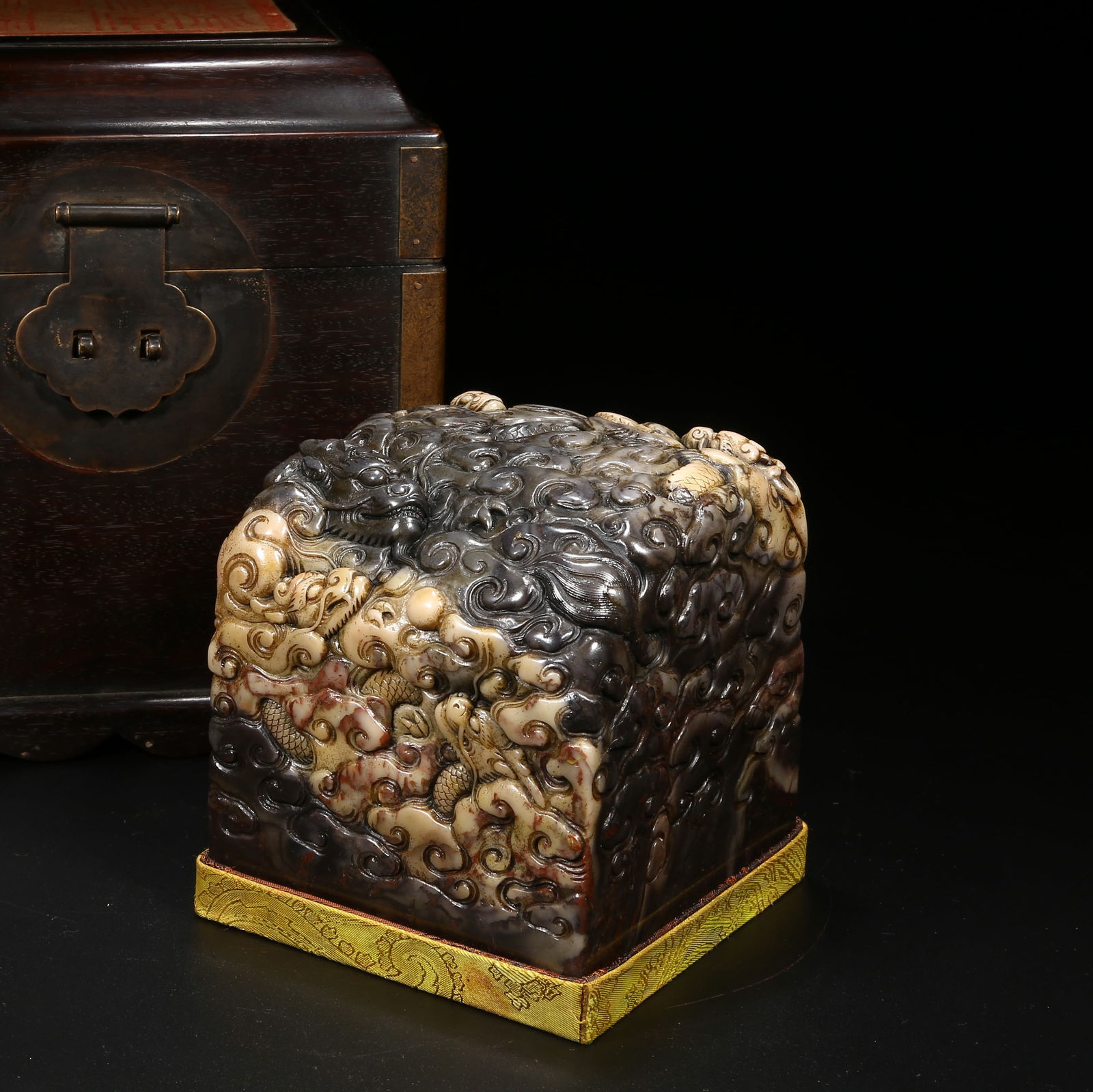 A SHOUSHAN STONE SEAL WITH CLOUD AND DRAGON PATTERN: Shoushan stone seal with cloud and dragon pattern