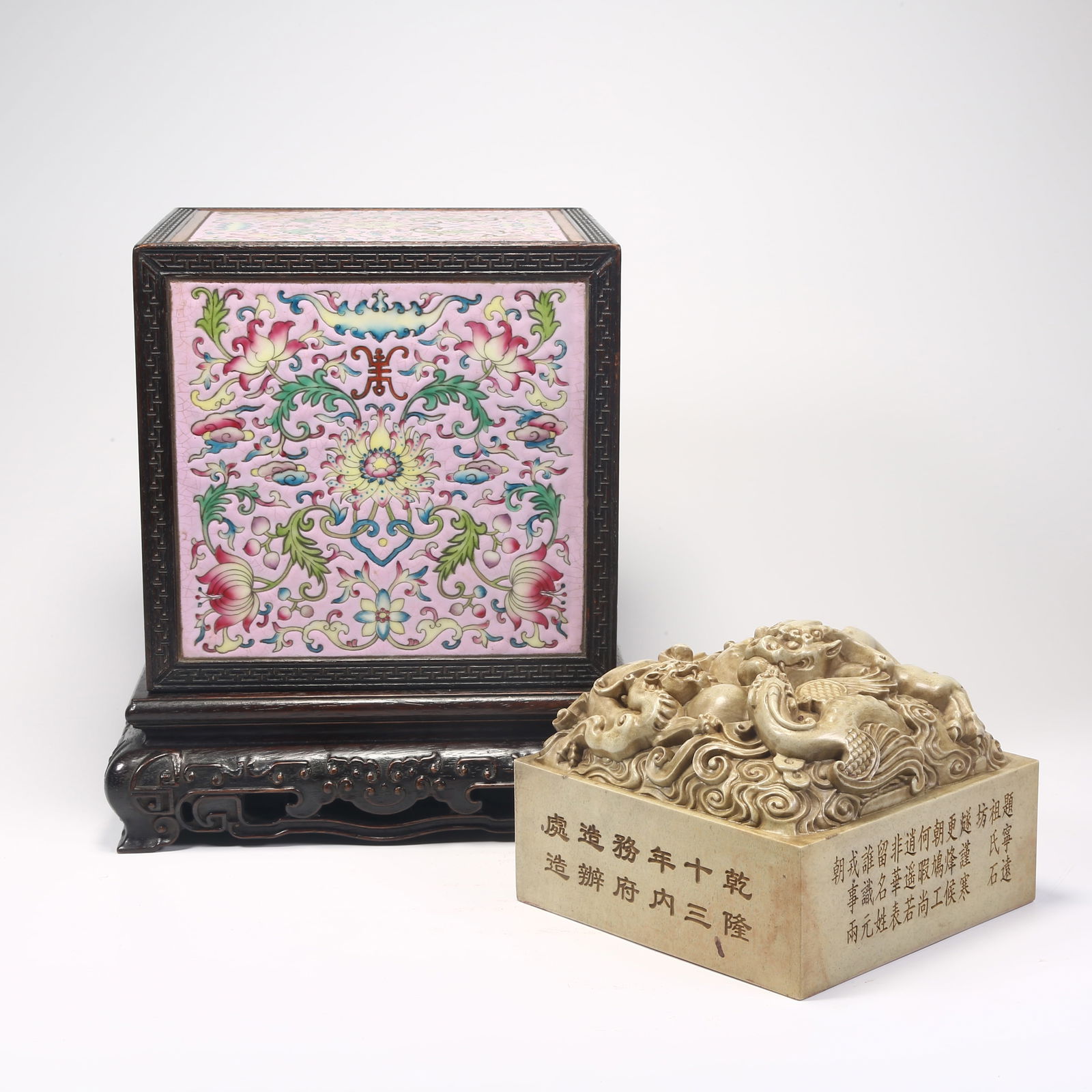 A SHOUSHAN STONE LARGE SEAL WITH CHI-DRAGON-SHAPED KNOB AND ZITAN BOX (1 of 9)