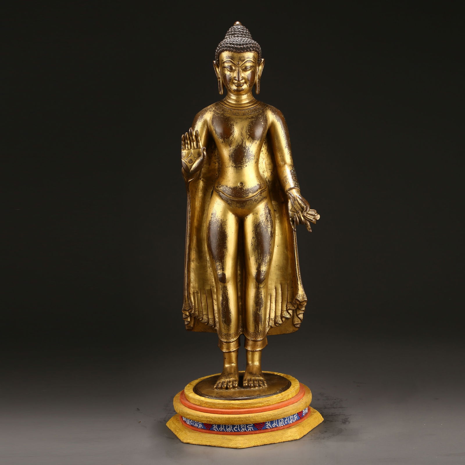 A GILT BRONZE STATUE OF SHAKYAMUNI BUDDHA (1 of 9)