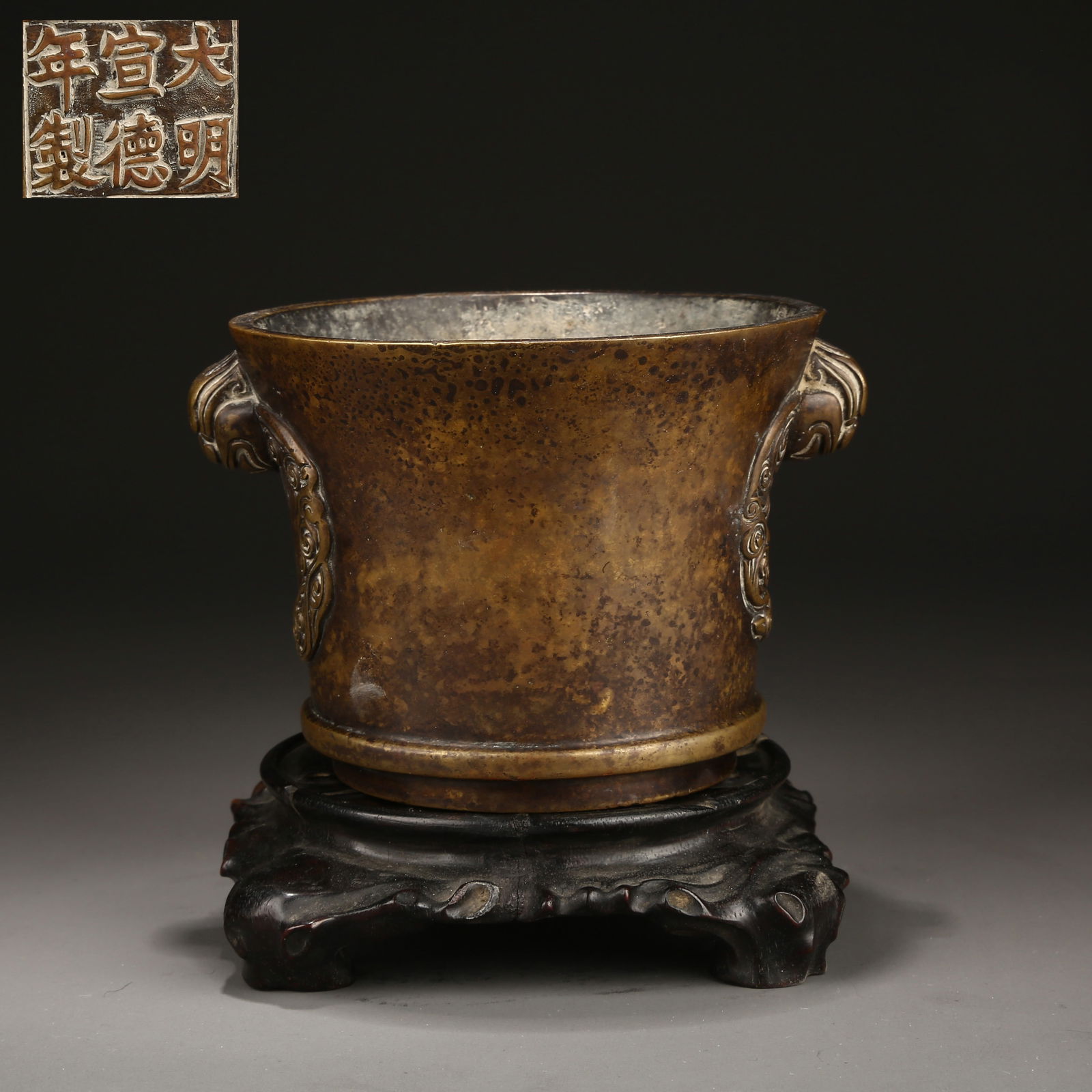 A BRONZE CENSER WITH BEAST-SHAPED HANDLES (1 of 9)