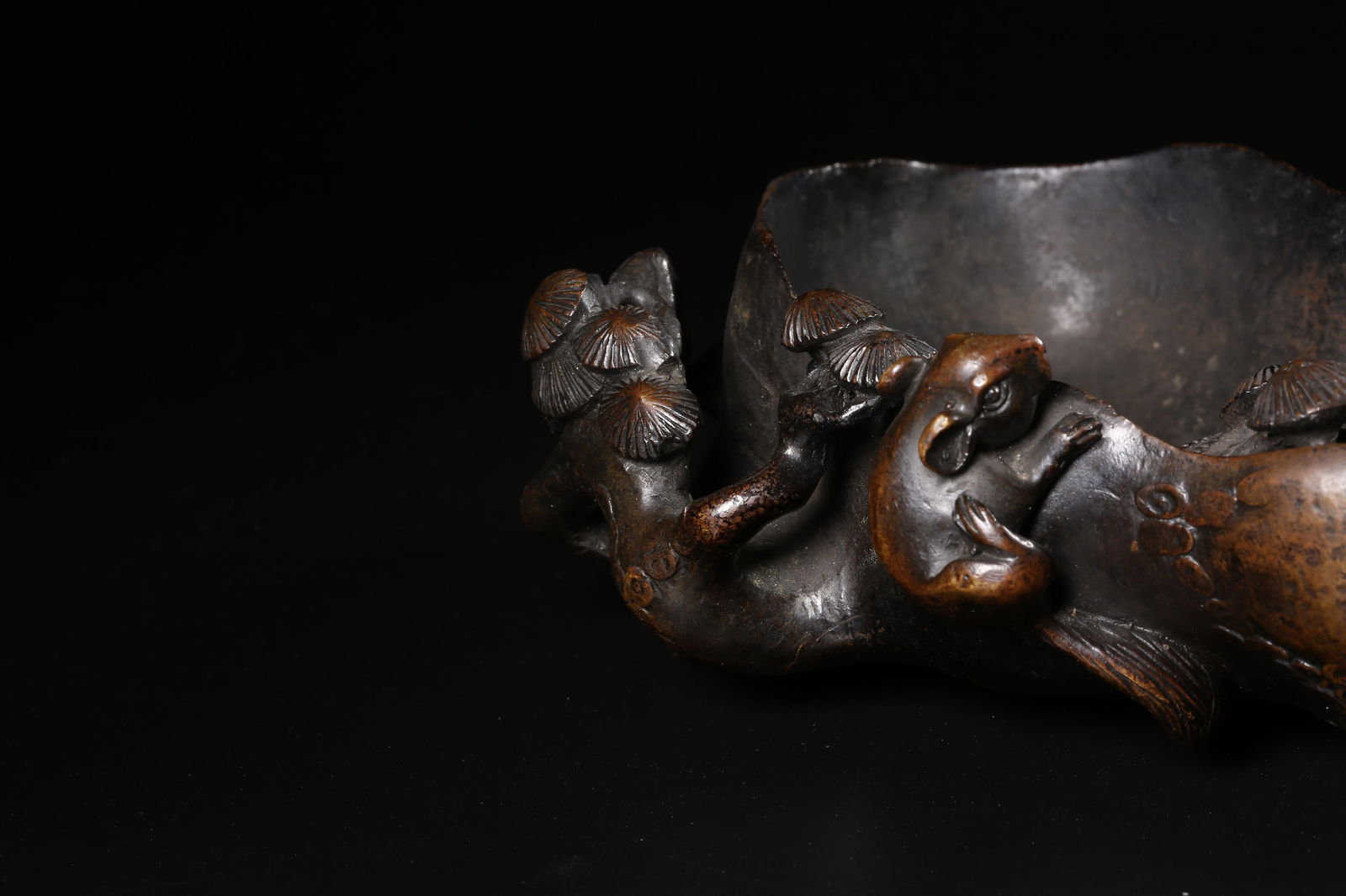 A BRONZE WATER CONTAINER WITH PINE PATTERN - 8