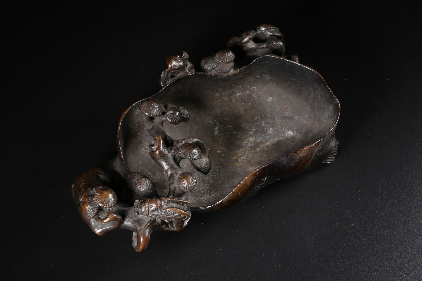 A BRONZE WATER CONTAINER WITH PINE PATTERN - 9