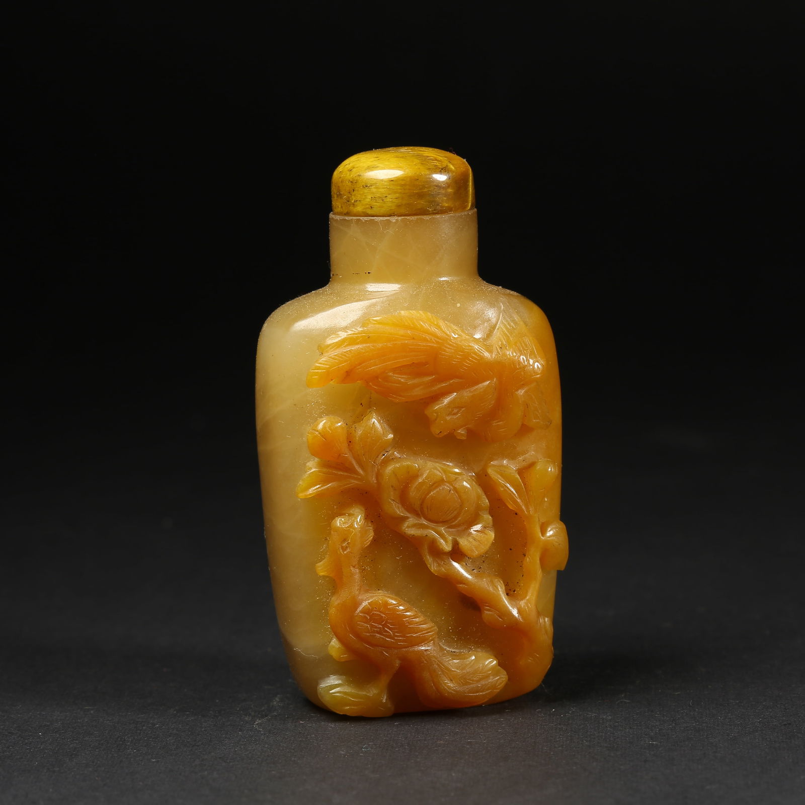 A AGATE SNUFF BOTTLE WITH CARVED FLOWER-AND-BIRD PATTERN: Agate Snuff Bottle with Carved Flower-and-Bird Pattern