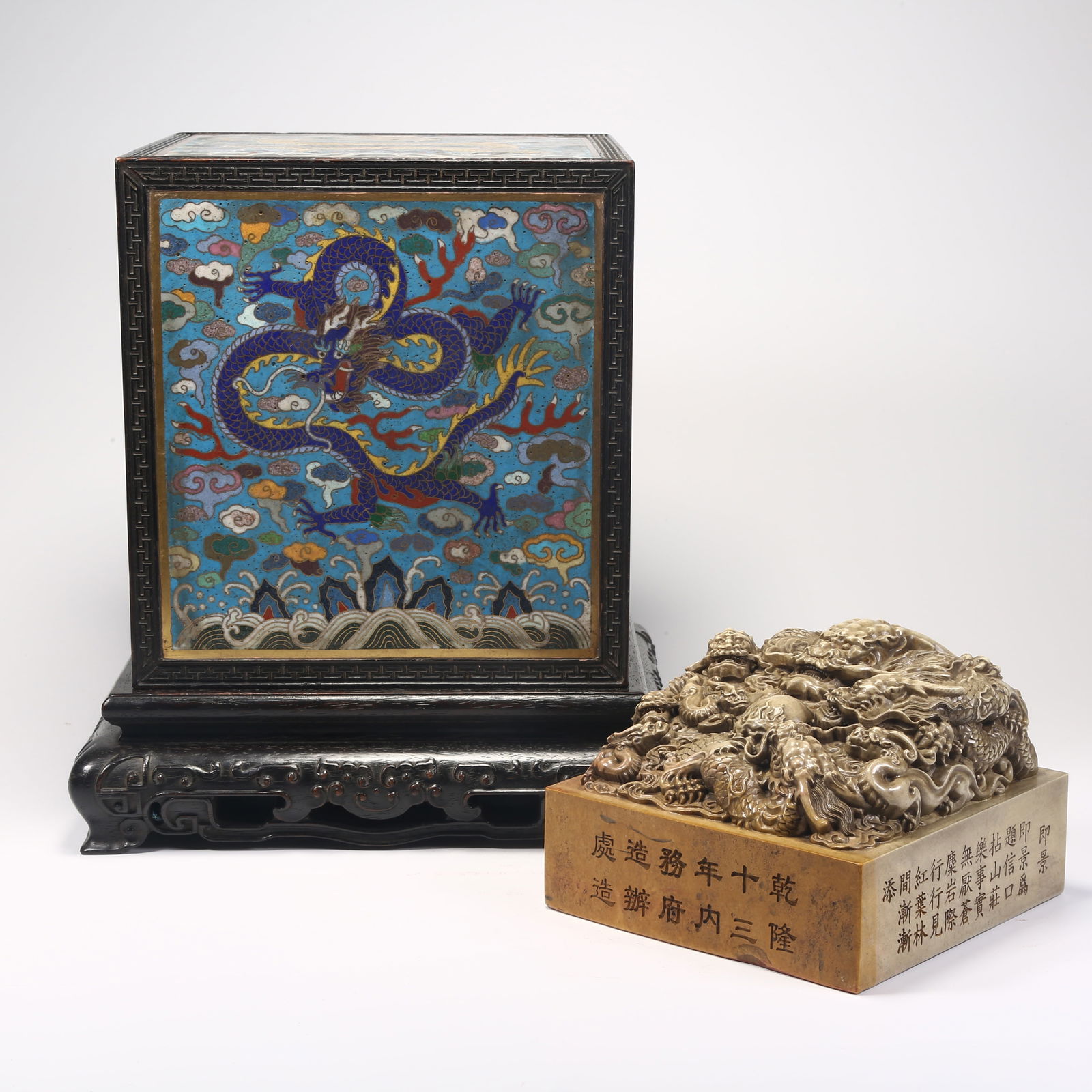 A SHOUSHAN STONE LARGE SEAL WITH DRAGON-SHAPED KNOB AND ZITAN BOX (1 of 8)
