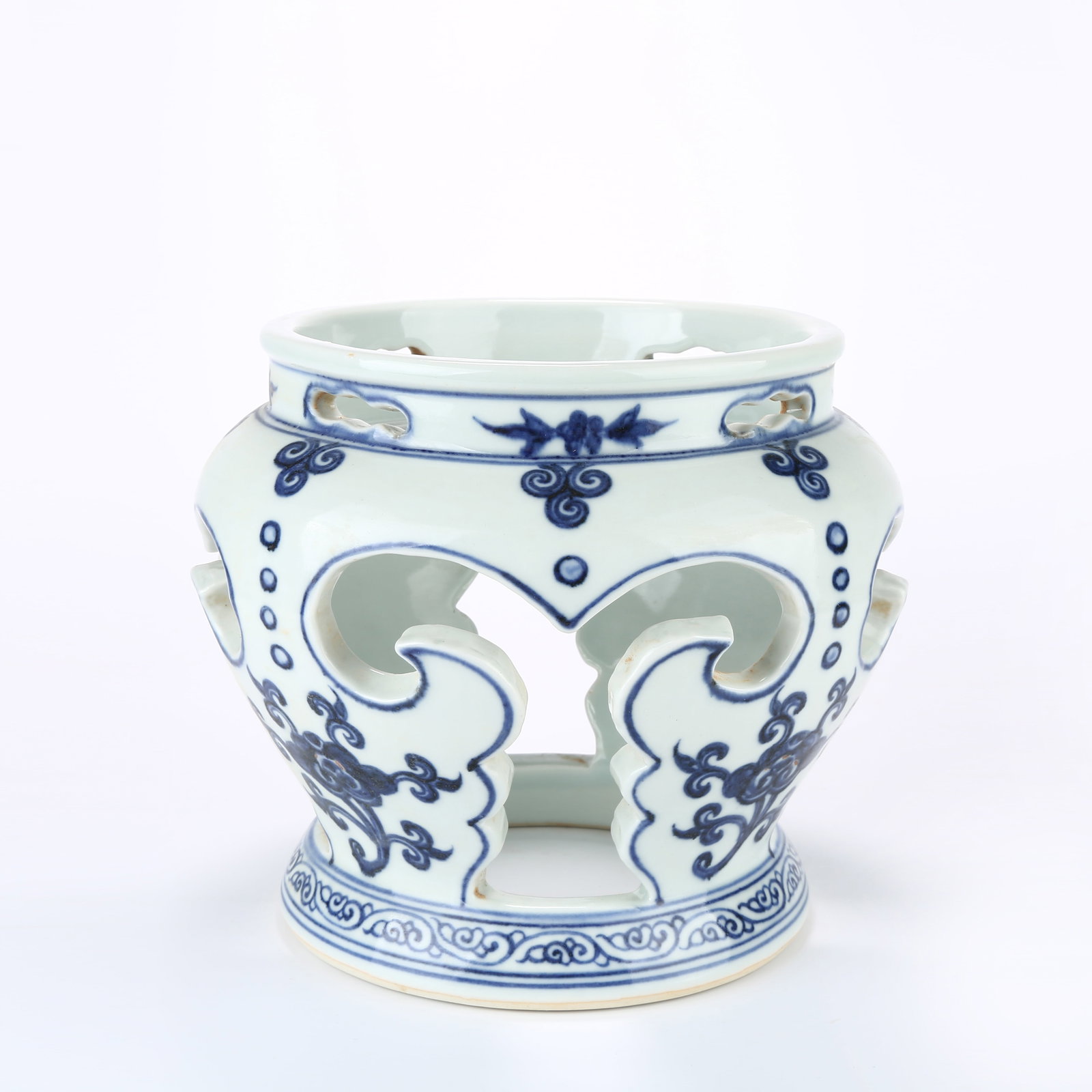 A BLUE AND WHITE BASE WITH LINGZHI DESIGN (1 of 10)