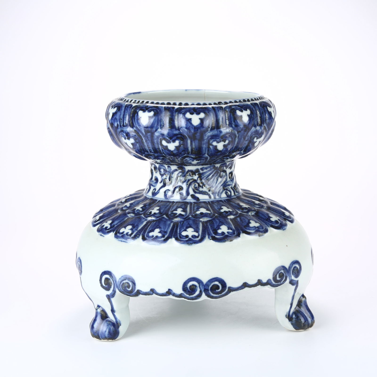 A BLUE AND WHITE PURE WATER OFFERING VESSEL WITH LOTUS PETAL DESIGN (1 of 12)