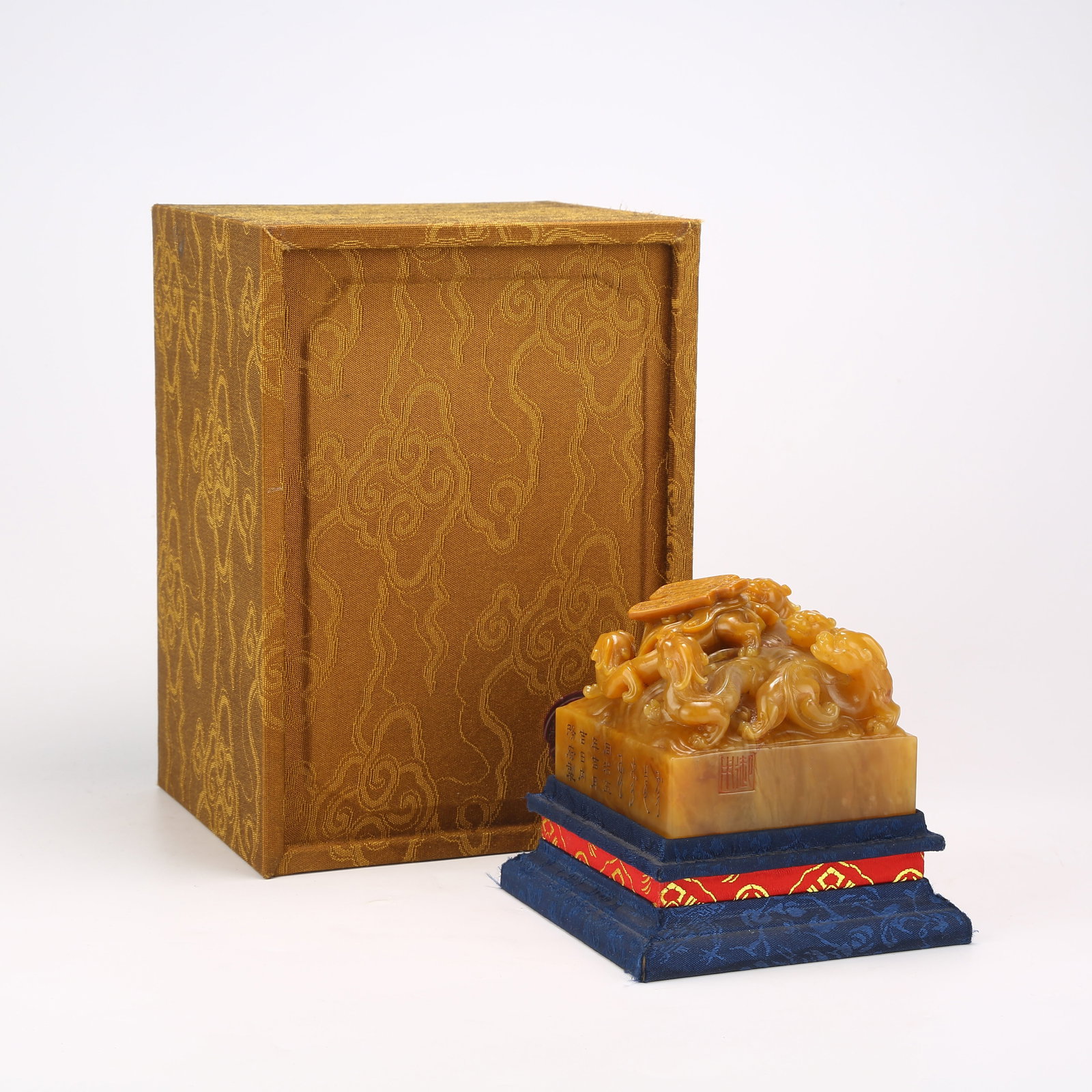 A SHOUSHAN TIANHUANG STONE SEAL WITH CHILONG PATTERN: Shoushan Tianhuang Stone Seal with Chilong Pattern