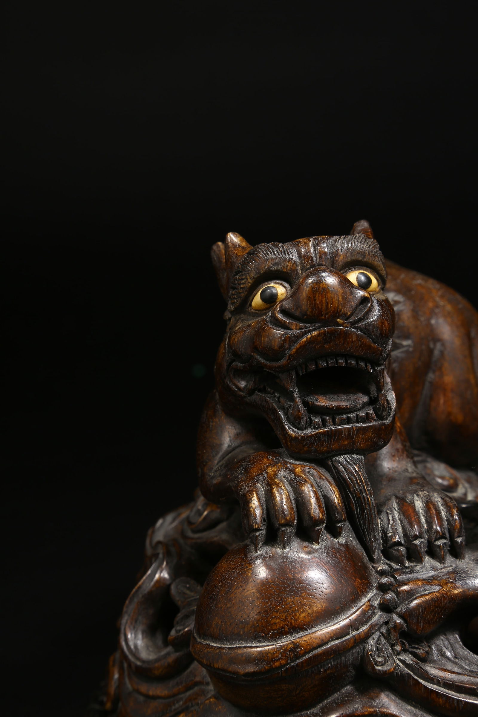 A AGARWOOD AUSPICIOUS BEAST PATTERN INCENSE BURNER - 2