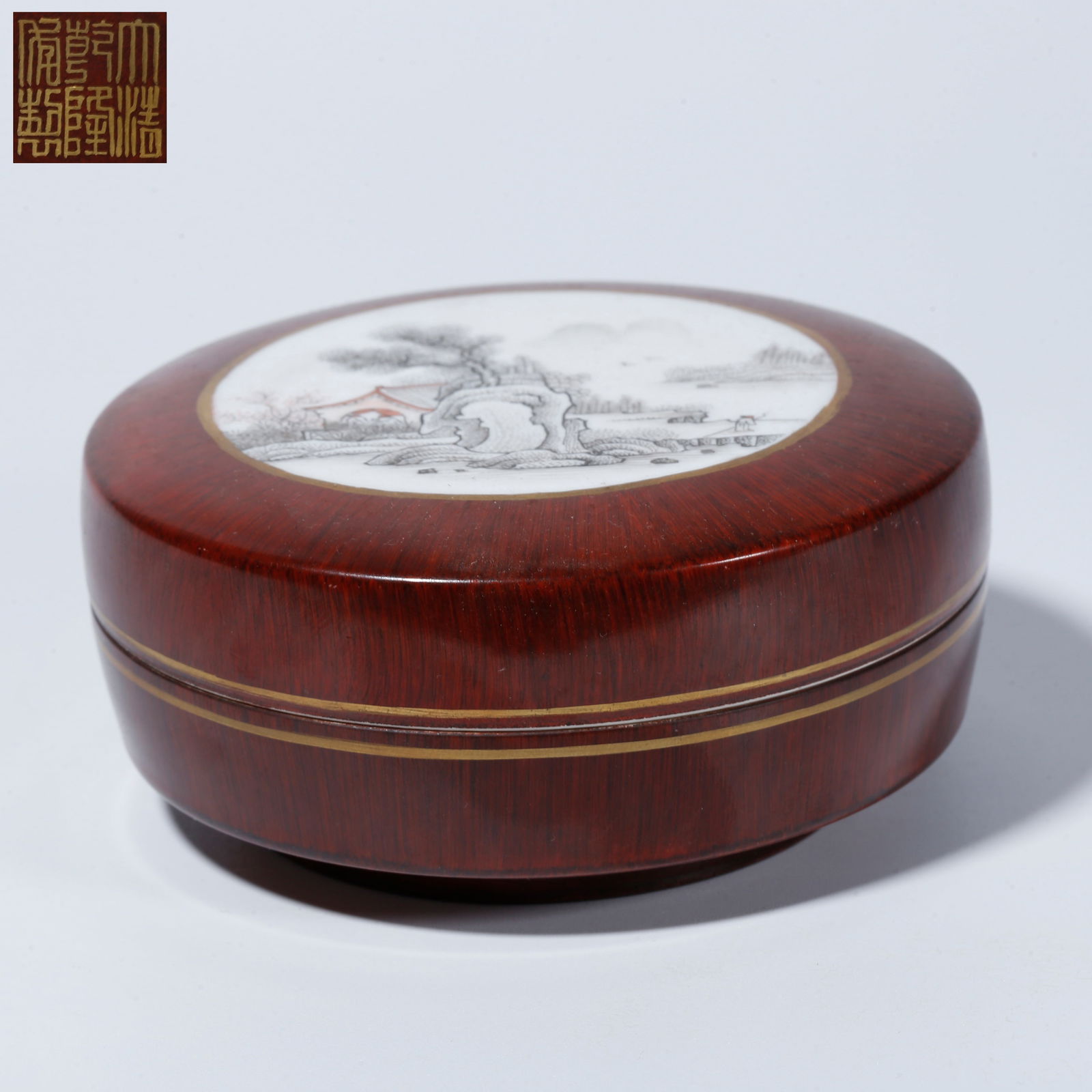 A WOOD-GRAIN GLAZED COVERED BOX: Wood-Grain Glazed Covered Box