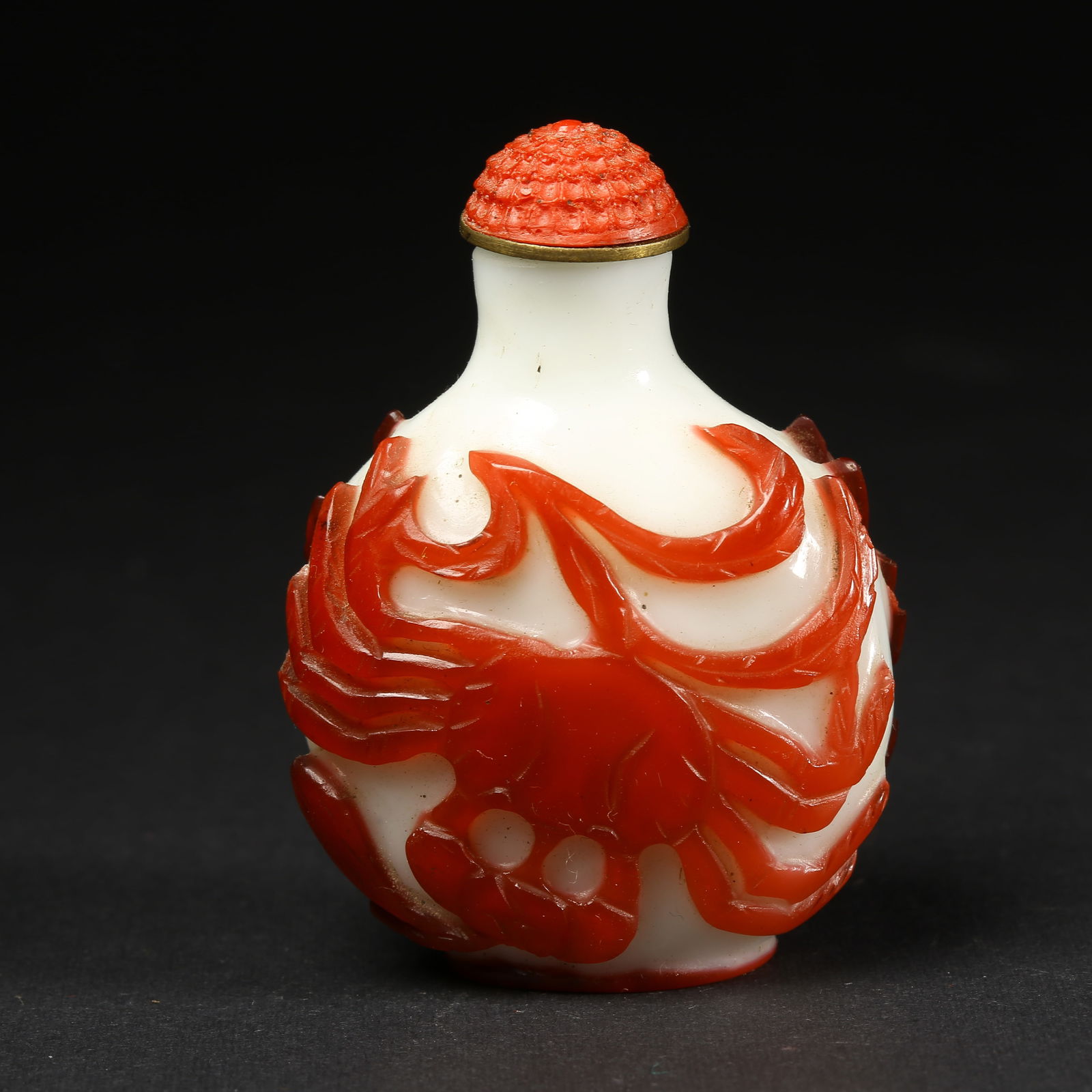 A GLASS SNUFF BOTTLE WITH CRAB PATTERN: Glass Snuff Bottle with Crab Pattern