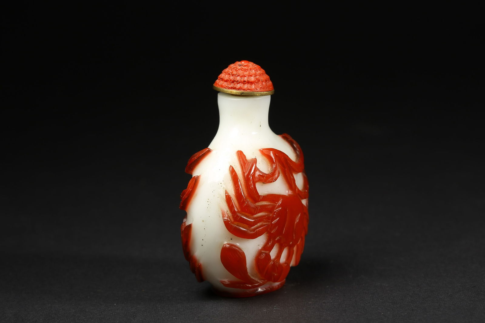 A GLASS SNUFF BOTTLE WITH CRAB PATTERN - 2