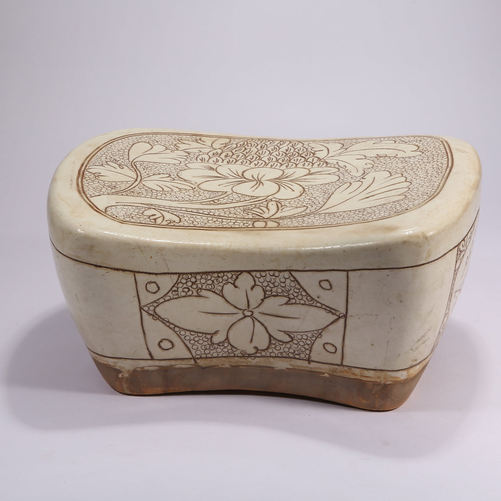 A CIZHOU KILN PILLOW WITH FLORAL DECORATION (1 of 8)