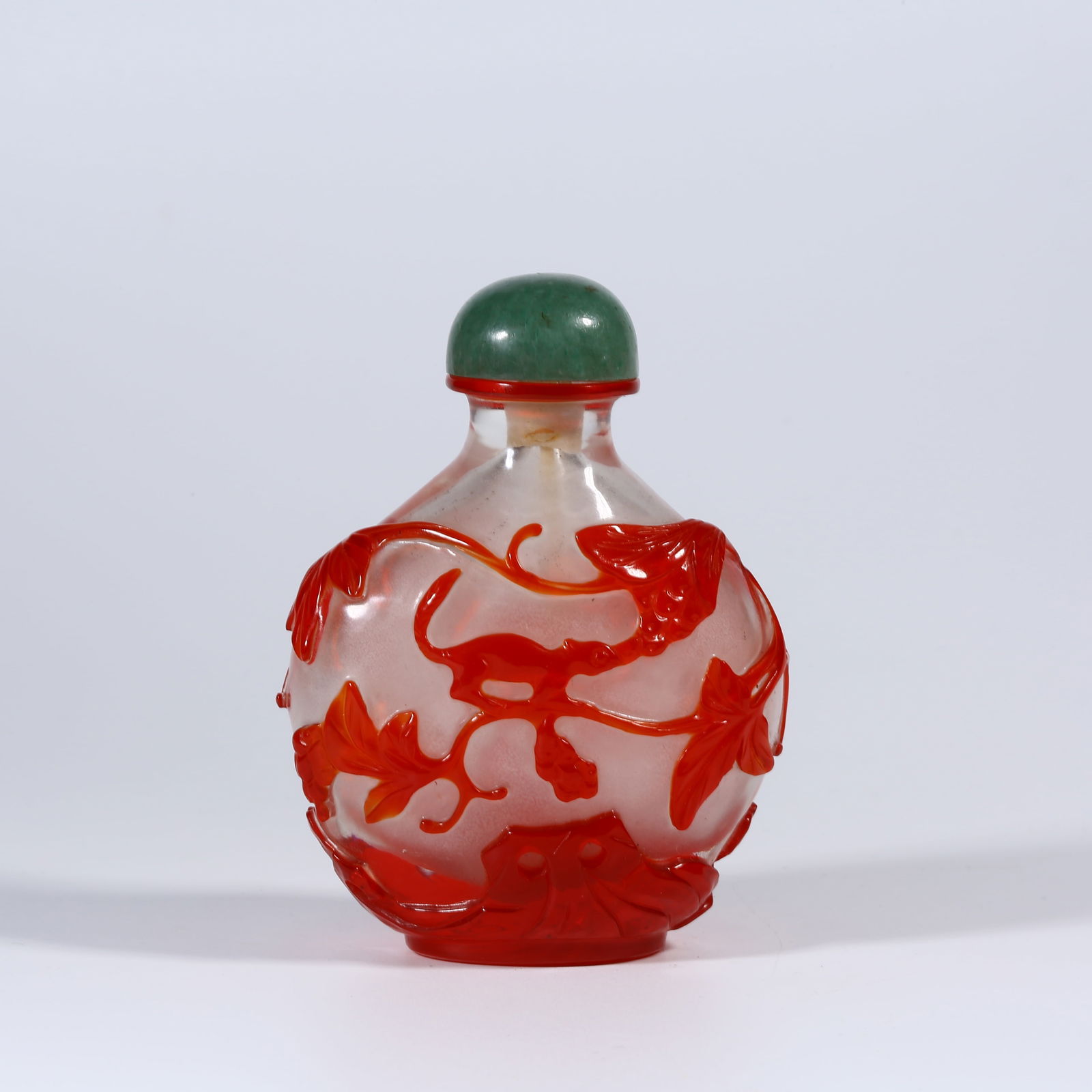 A OVERLAY SNUFF BOTTLE WITH SQUIRREL AND GRAPE PATTERN (1 of 9)