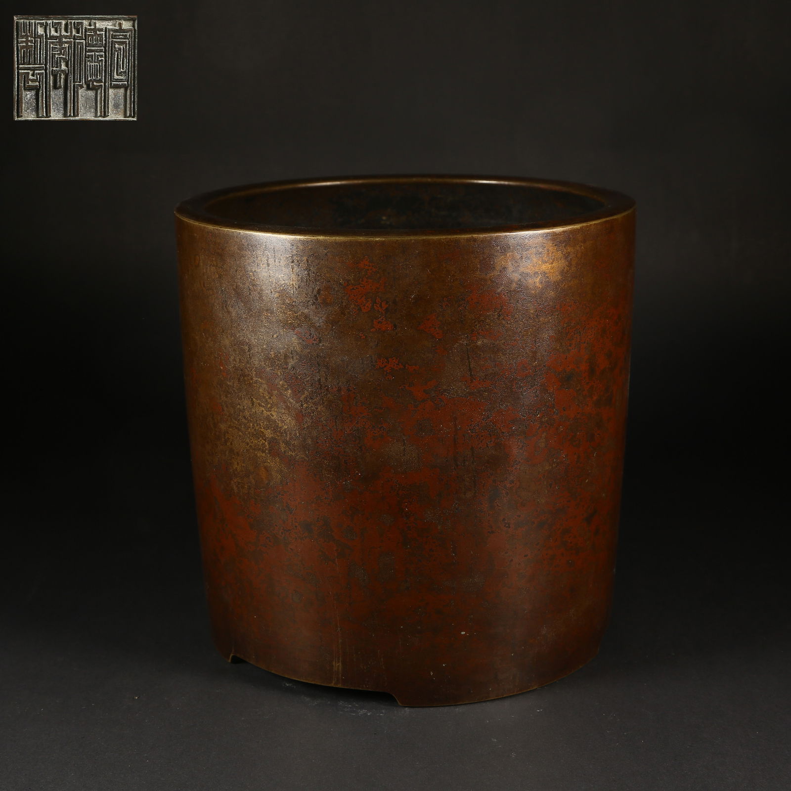 A BRONZE BRUSH POT: Bronze Brush Pot