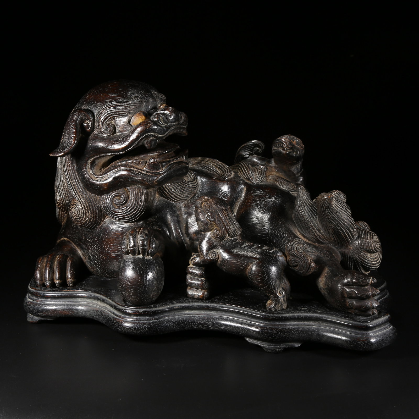 A AGARWOOD INCENSE BURNER WITH ADULT AND YOUNG LION: Agarwood Incense Burner with Adult and Young Lion