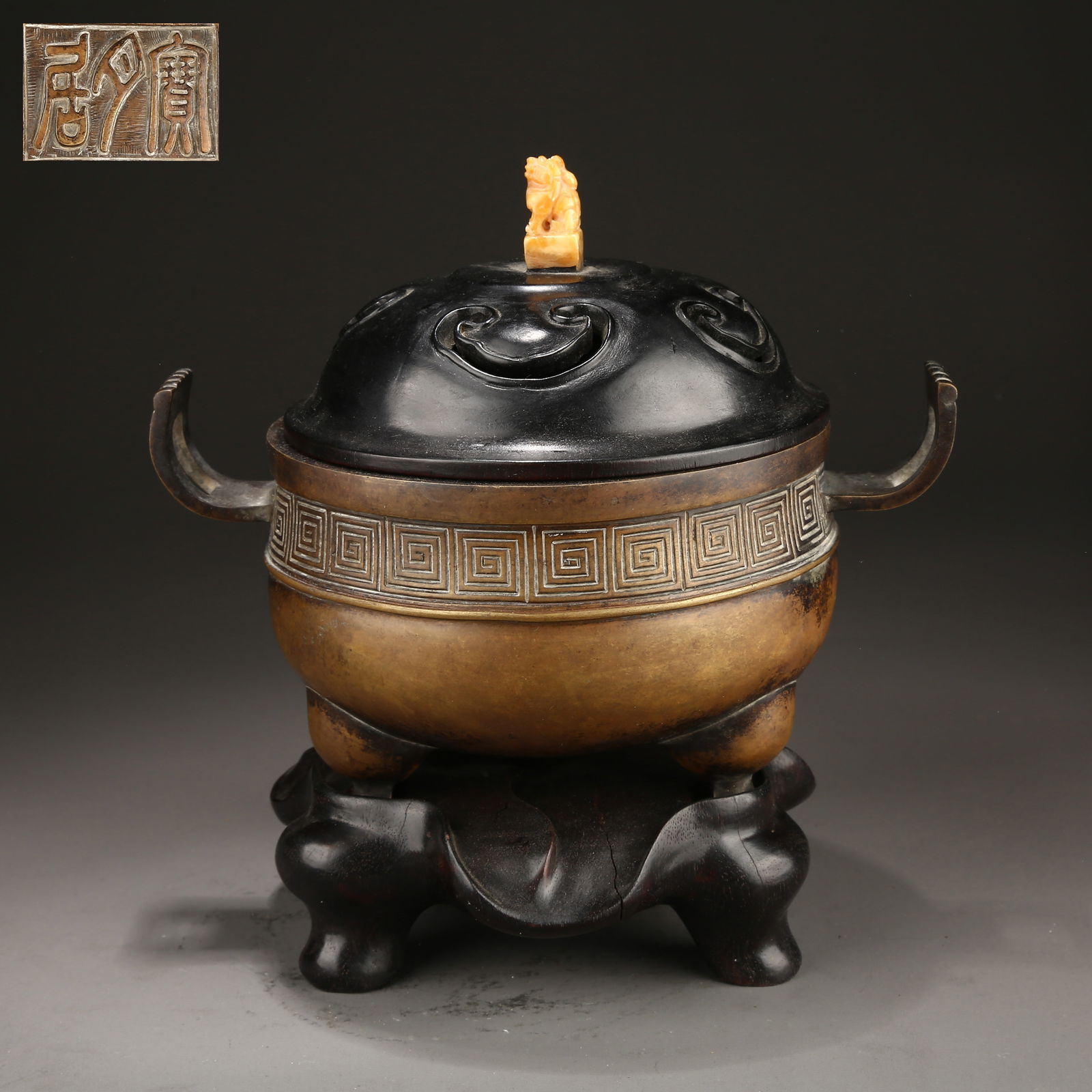 A BRONZE TRIPOD CENSER WITH CROWN-SHAPED HANDLES (1 of 12)