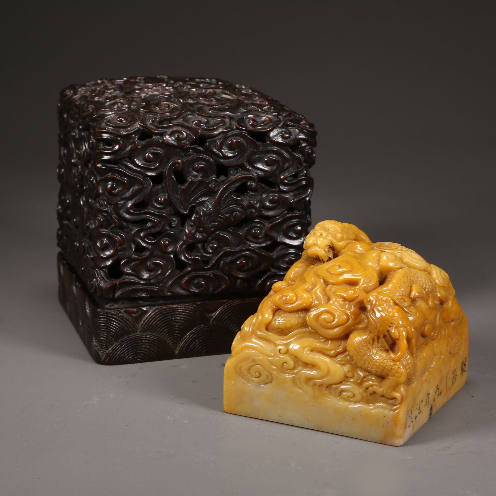 A SHOUSHAN STONE SEAL WITH CLOUD-DRAGON KNOB (1 of 8)