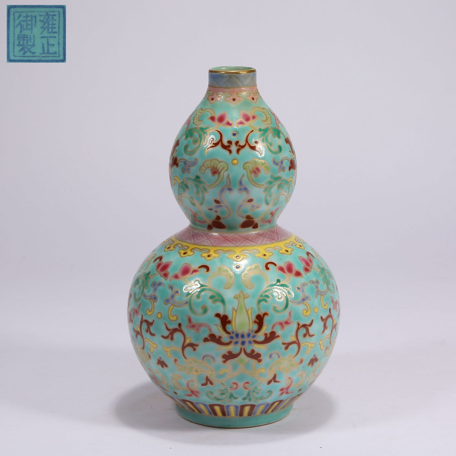 A FAMILLE ROSE PASSIONFLOWER-DECORATED GOURD-SHAPED VASE (1 of 10)